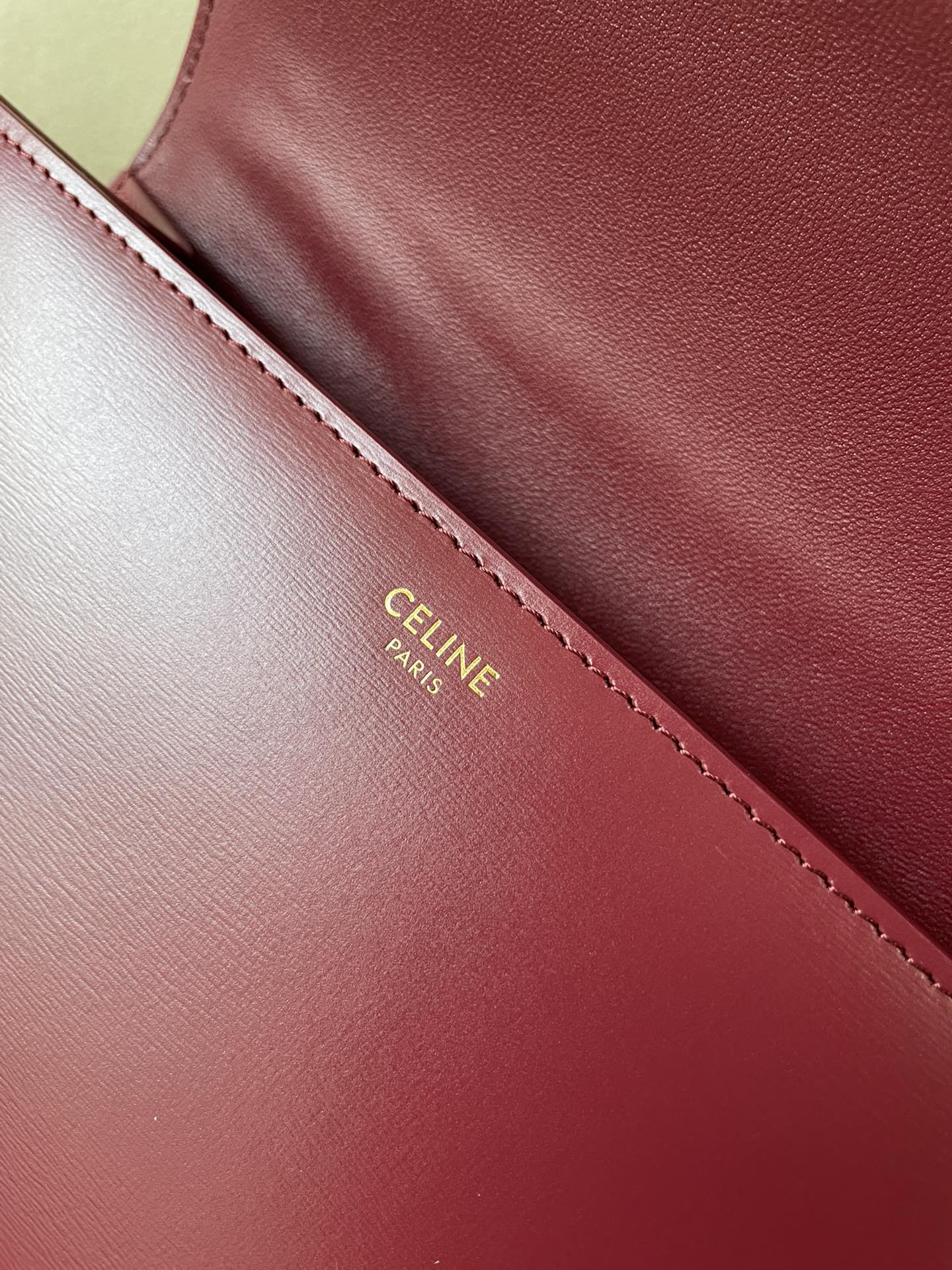 Коллекция Celine осень 2022 - Кожаная сумка Besace на цепочке - Темно-красная