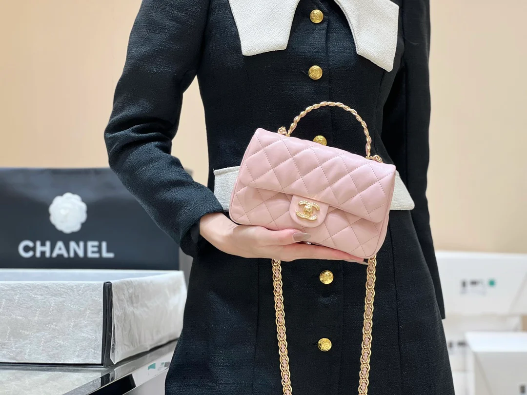 Новинка сезона весна/лето 2023 от Chanel - сумка из овечьей кожи CF - розовая - на фото.