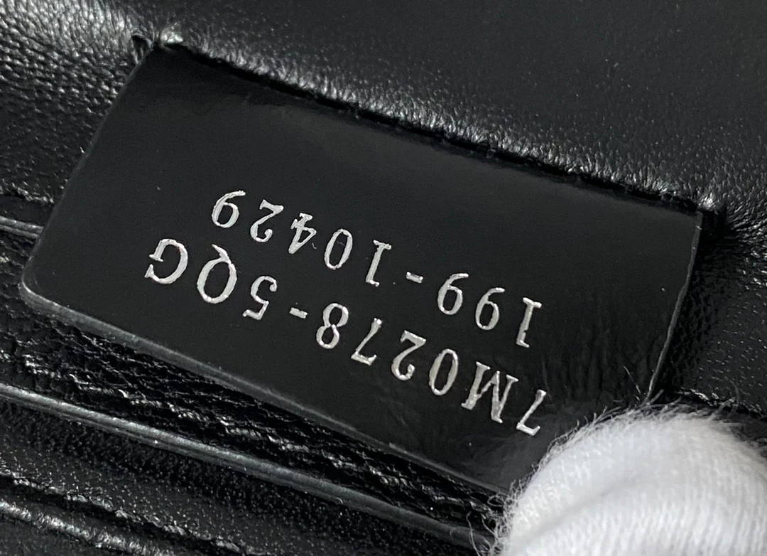 Маленькая черная кожаная сумка-багет Fendi Baguette