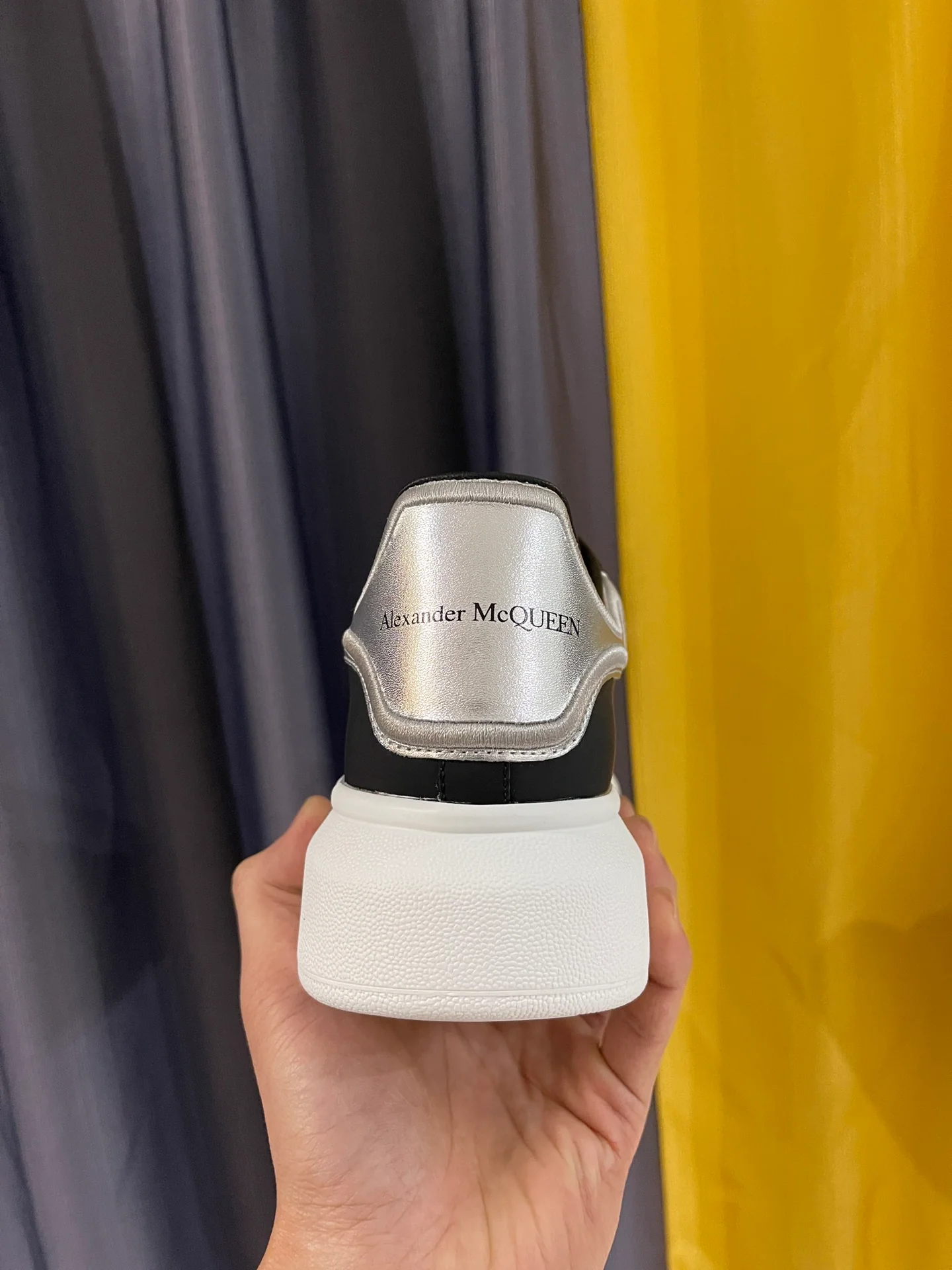 Классические белые кроссовки McQueen - унисекс - черные с вышитой серебристой задней частью - премиум-издание