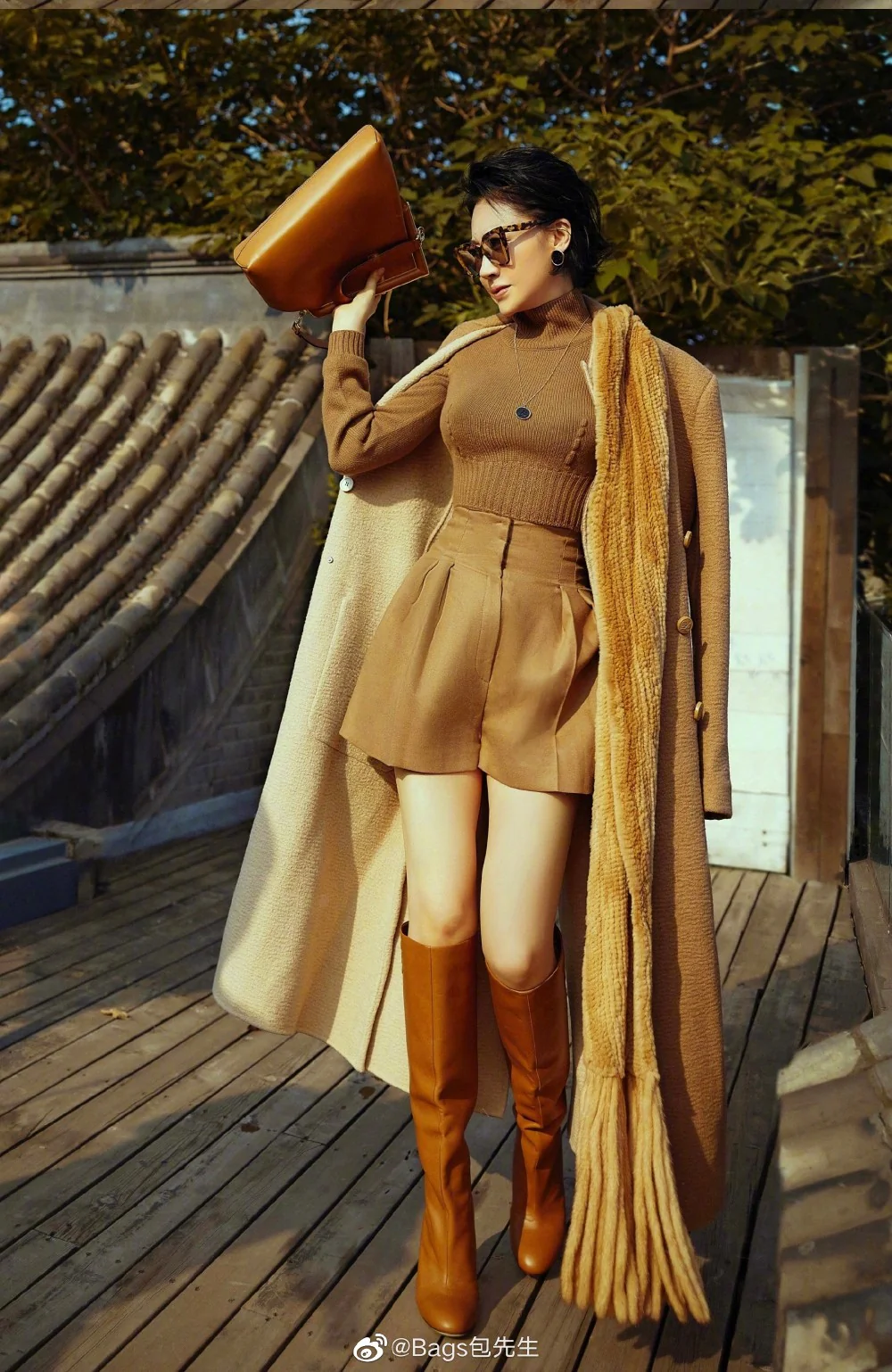 Коричневая кожаная сумка Fendi