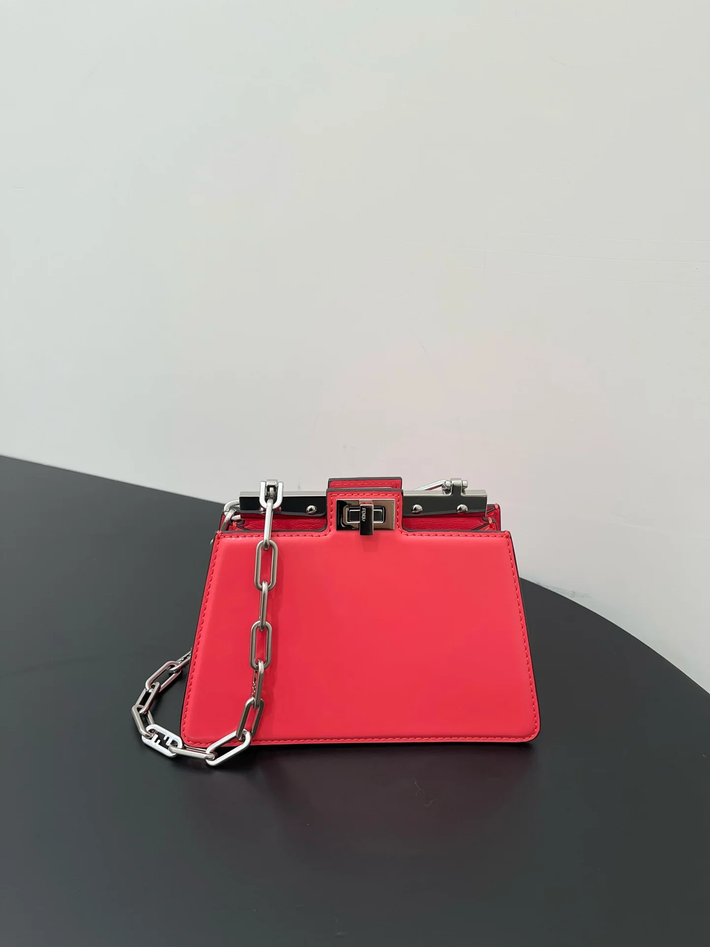 Модель с подиума Fendi 2023 года - С вырезом 