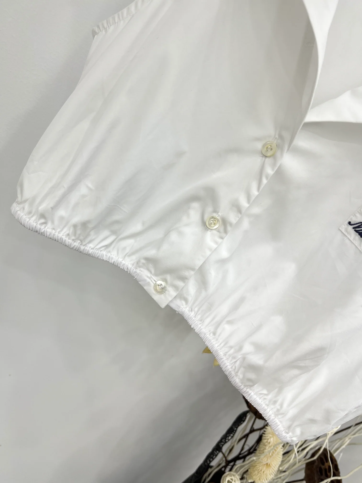 Miu Miu-2404-24 Короткая рубашка в стиле ?Ранняя весна? с подиума, темно-синяя.