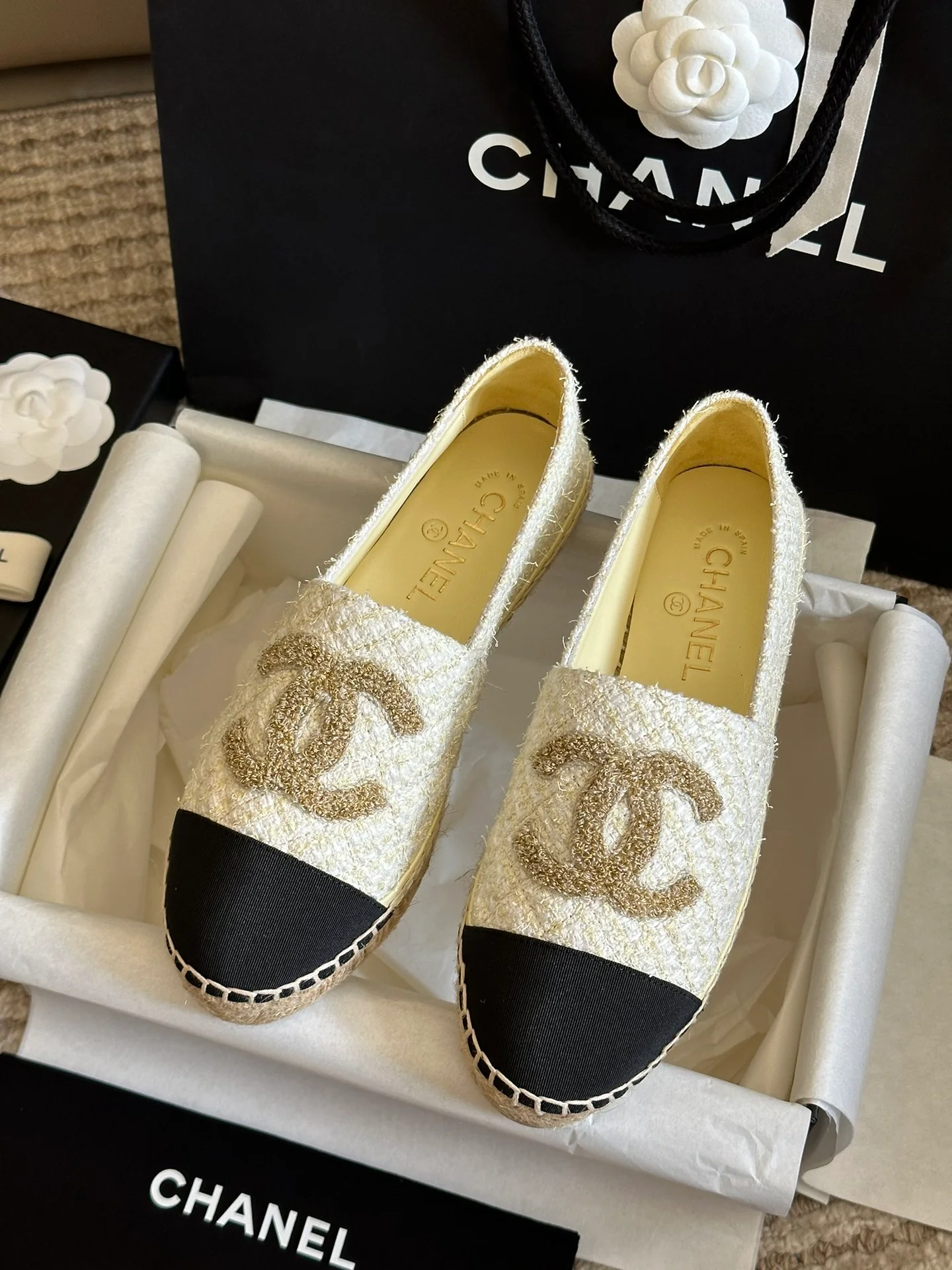 Новинка сезона осень/зима 2023 от Chanel — массивные неоновые рыбацкие туфли.