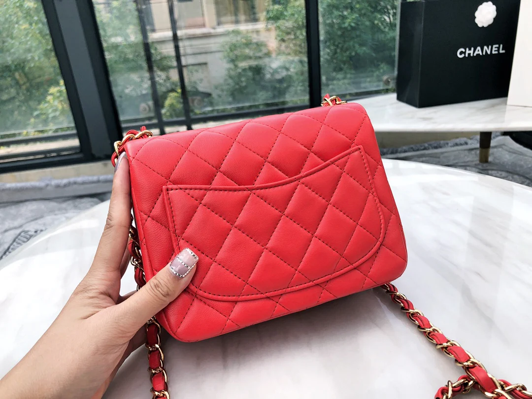 Сумка Chanel CF из коллекции весна/лето 2019 — квадратная сумка Fat Bag — из овечьей кожи — красная с золотой фурнитурой — 17 см