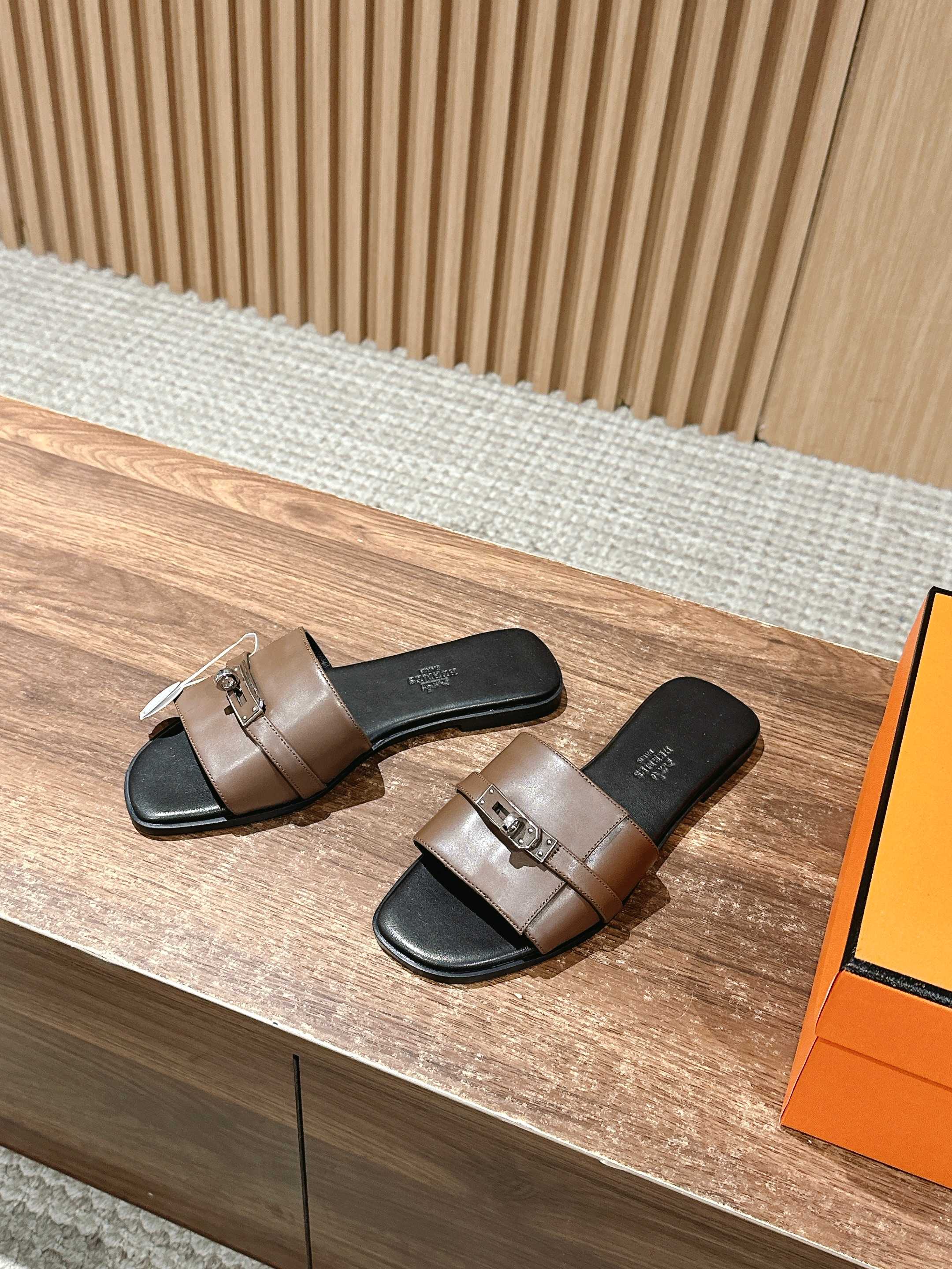 Сандалии Hermes Kelly с пряжкой, черные.