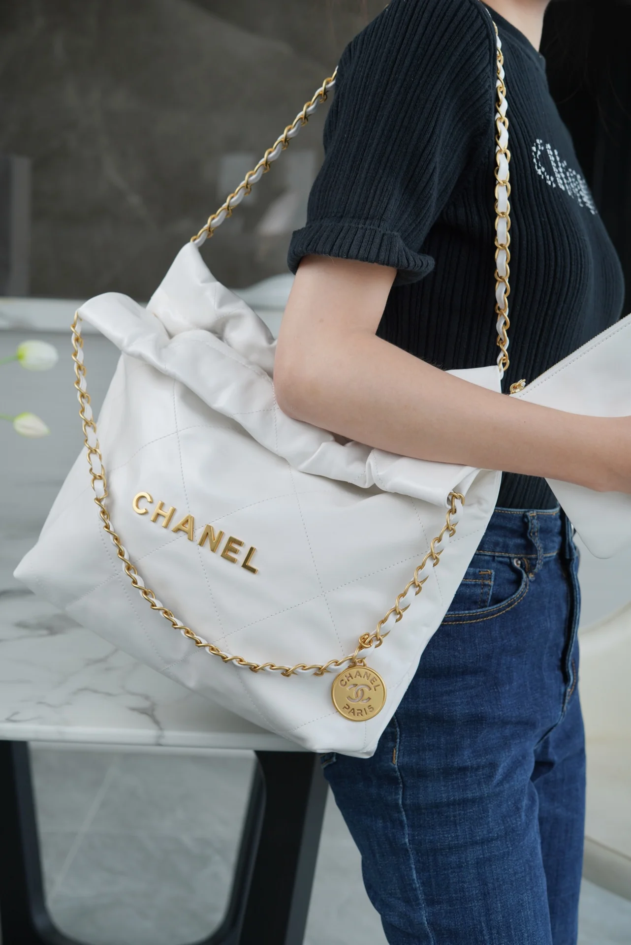 Сумка Chanel 22p 22bag, маленькая, белая, с золотой пряжкой.
