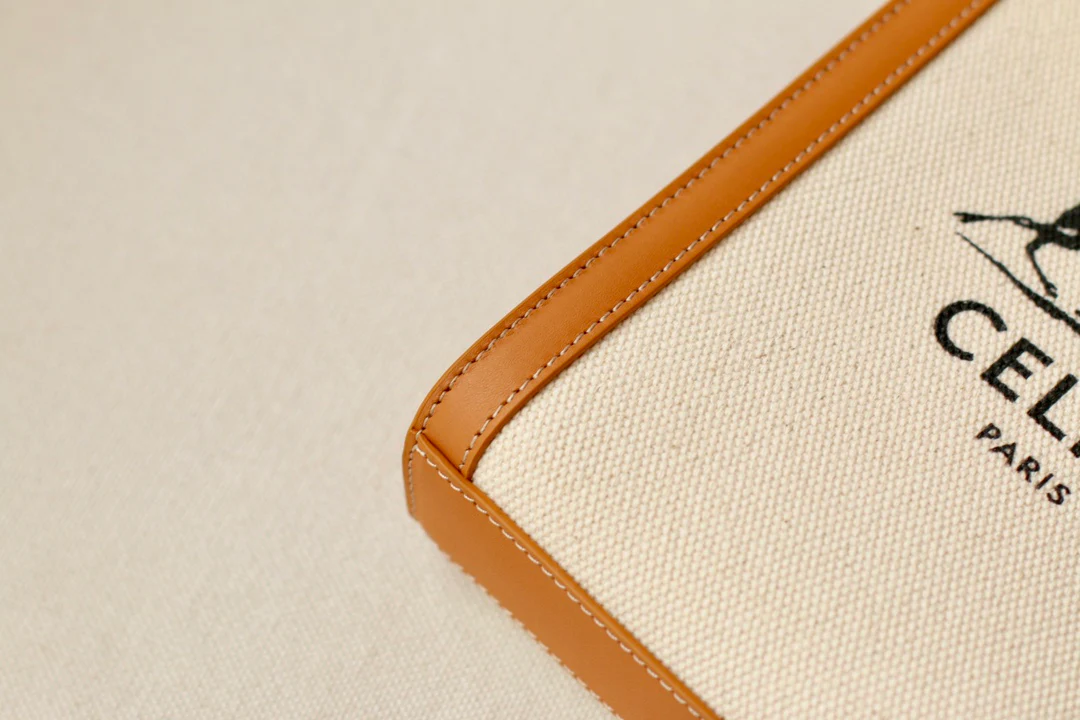 Мини-сумочка Celine Cabas Sulky с принтом из кожи вагю, вертикальная, желто-коричневая ткань.