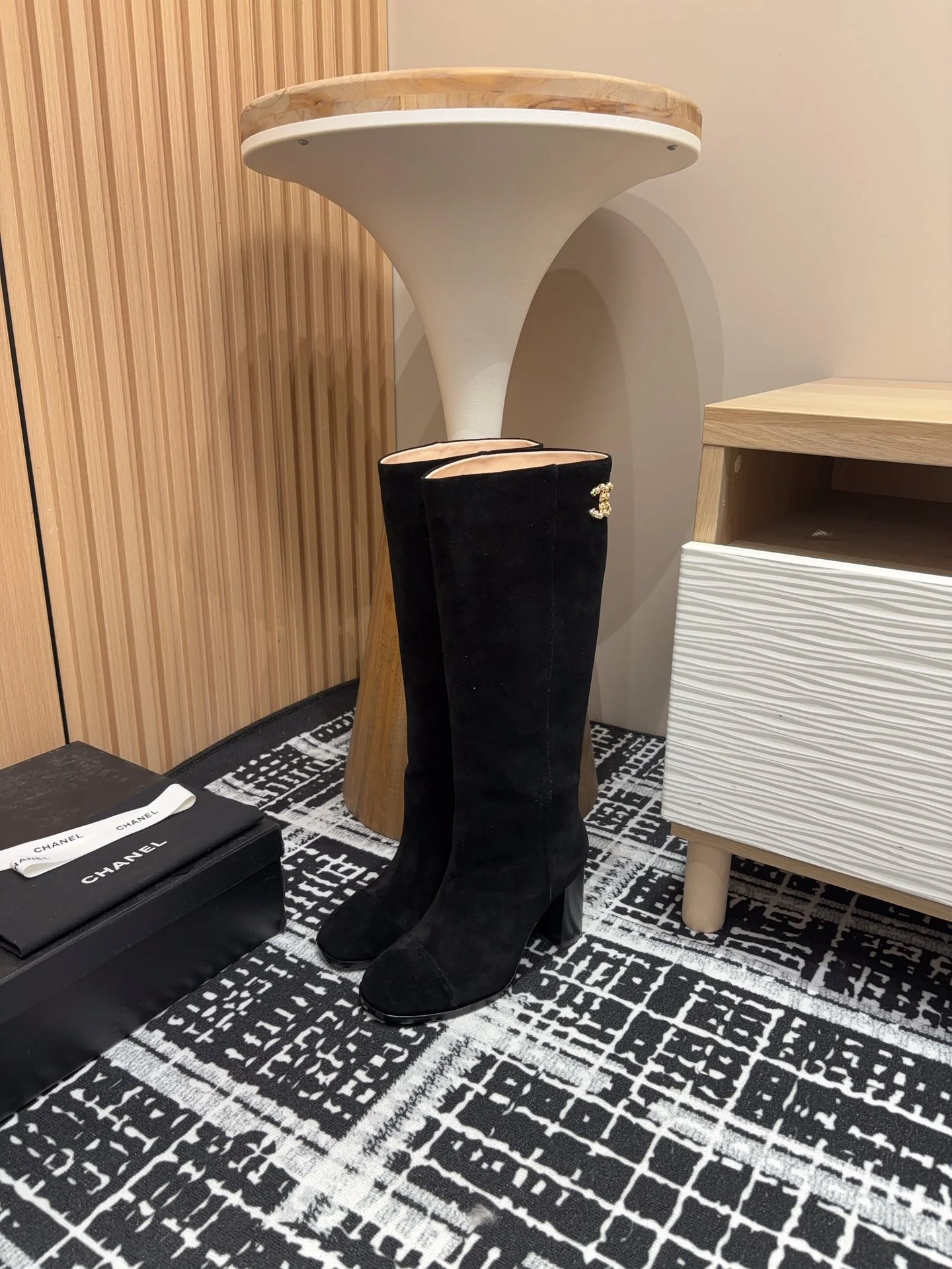 Ботинки Chanel 2024 на высоком каблуке для верховой езды - черные