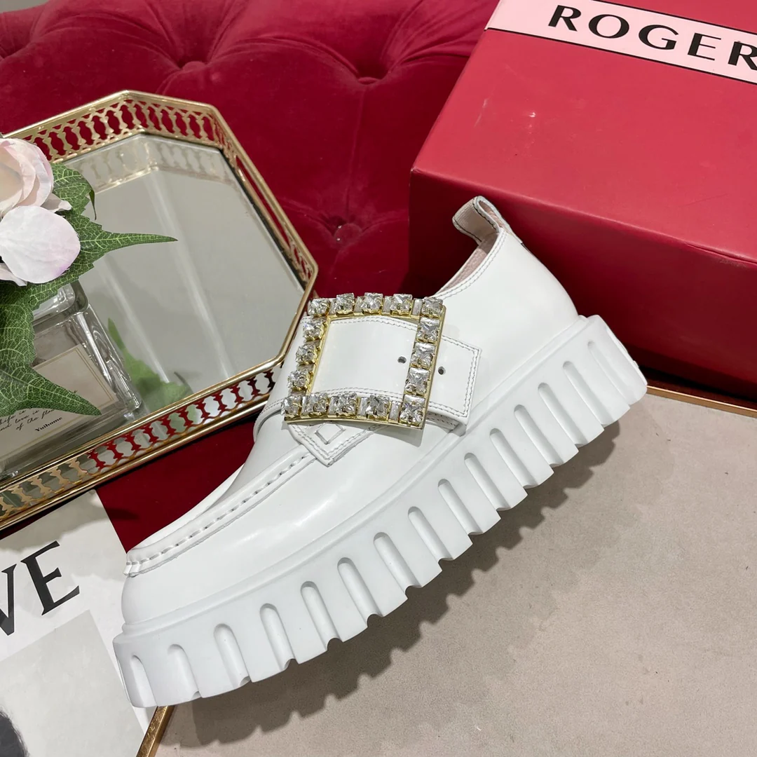 Лоферы из лакированной кожи с пряжками - белые