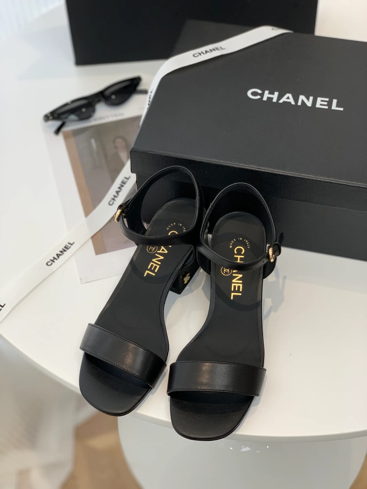 Сандалии Chanel с жемчужными и металлическими элементами в виде логотипа на подошве — размеры 35-40