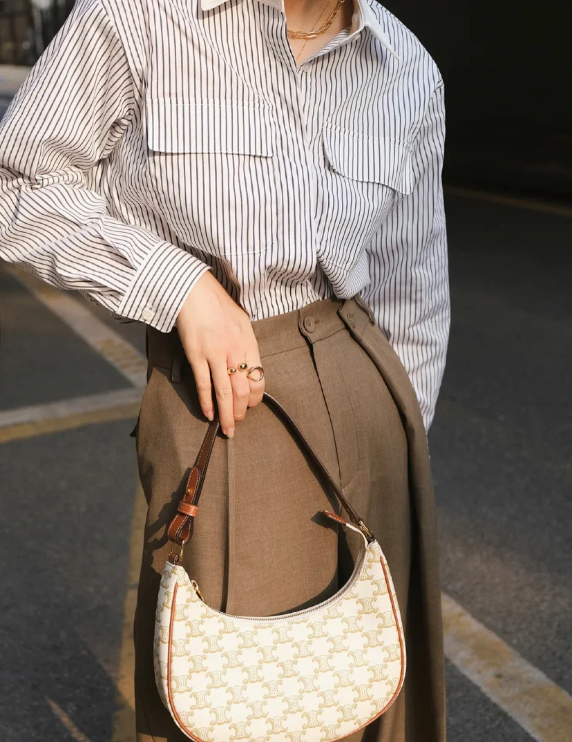 Сумка Ava Triomphe из канваса — белая с монограммой.