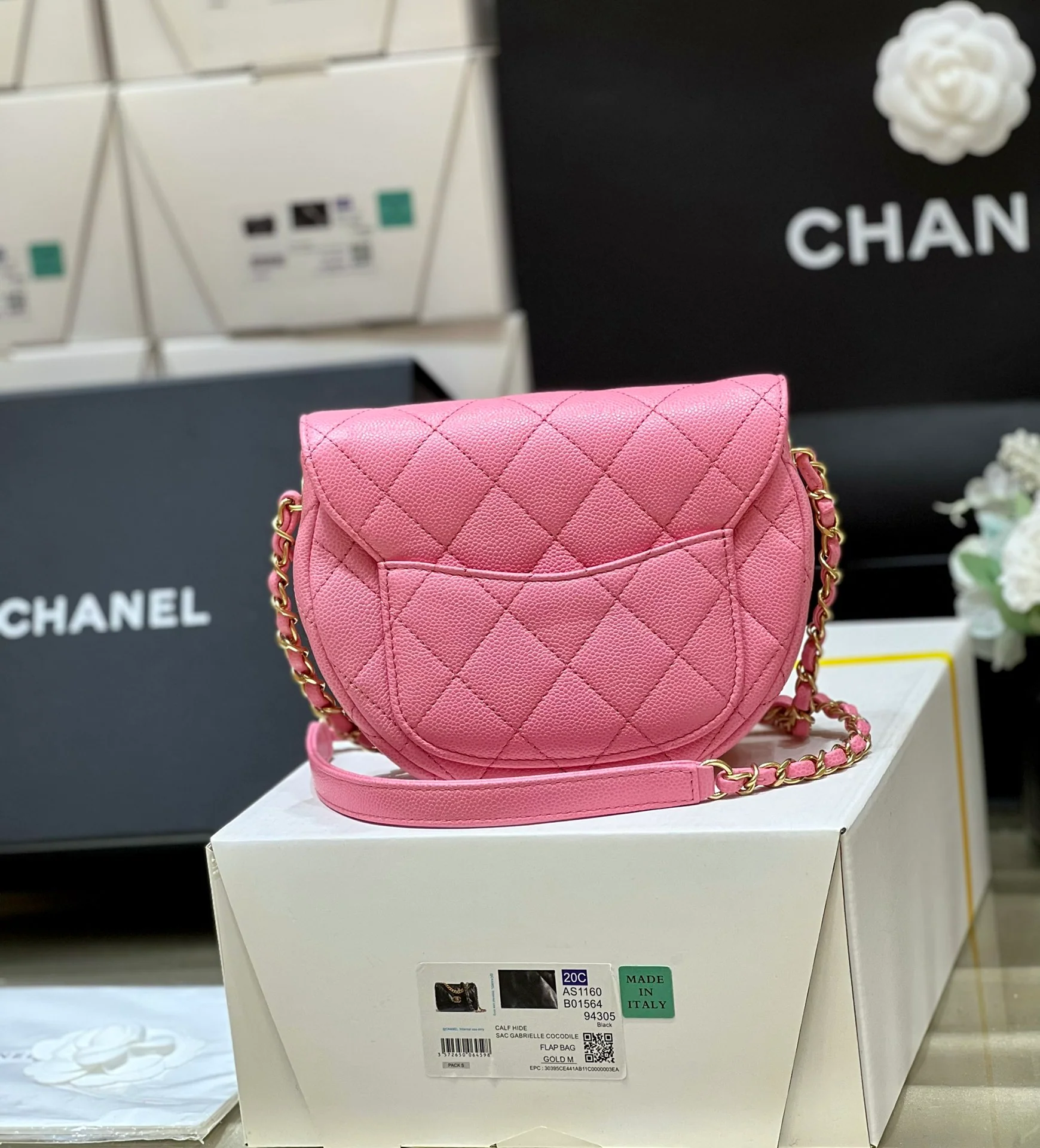 Новинка сезона весна/лето 2023 от Chanel - сумка Lychee Bull Saddle Bag - розовая.