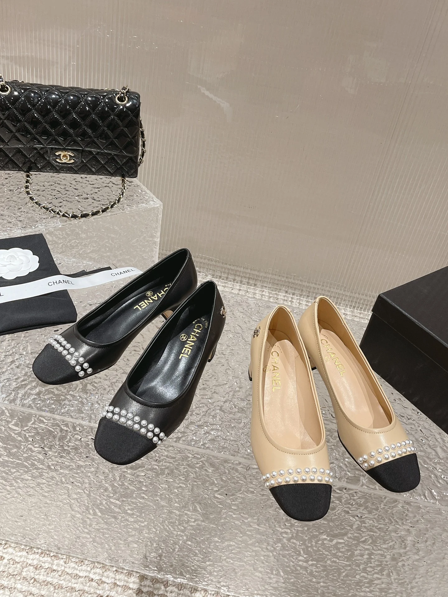 Новинка 2023 года от Chanel - Туфли на низком каблуке с жемчужным верхом - Черные