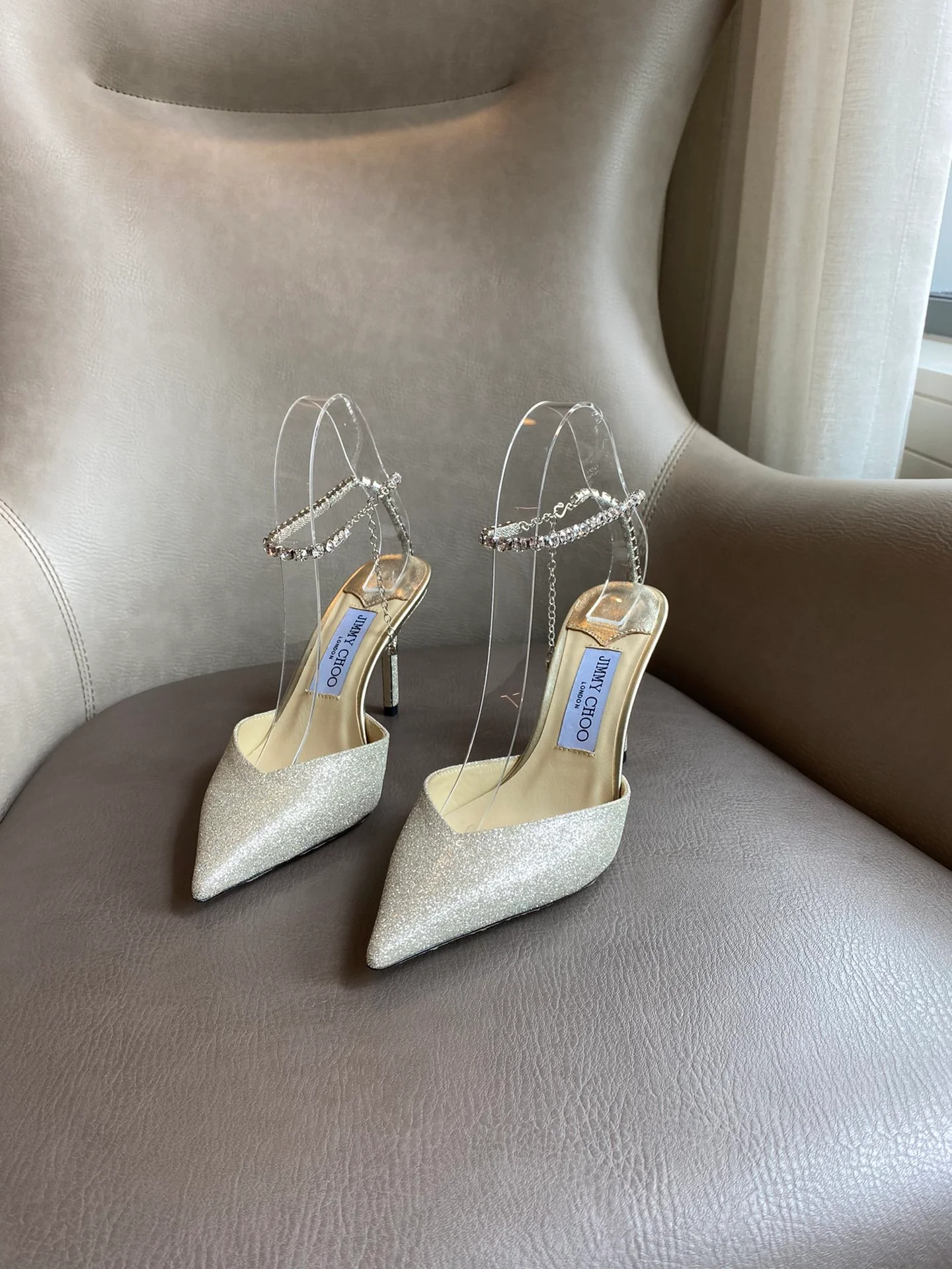 Jimmy - Цепочка на щиколотку со стразами - Туфли на высоком каблуке с острым носком - Золотистые