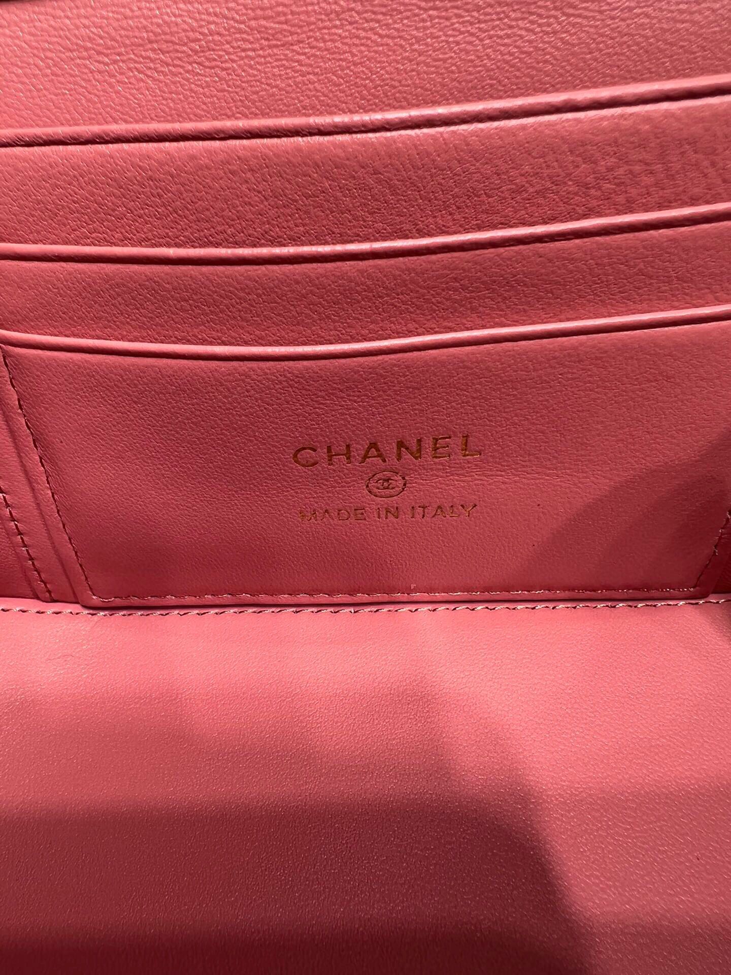 Сумочка для помады Chanel Métiers d'Art 2022 — квадратная, розовая, из овечьей кожи.