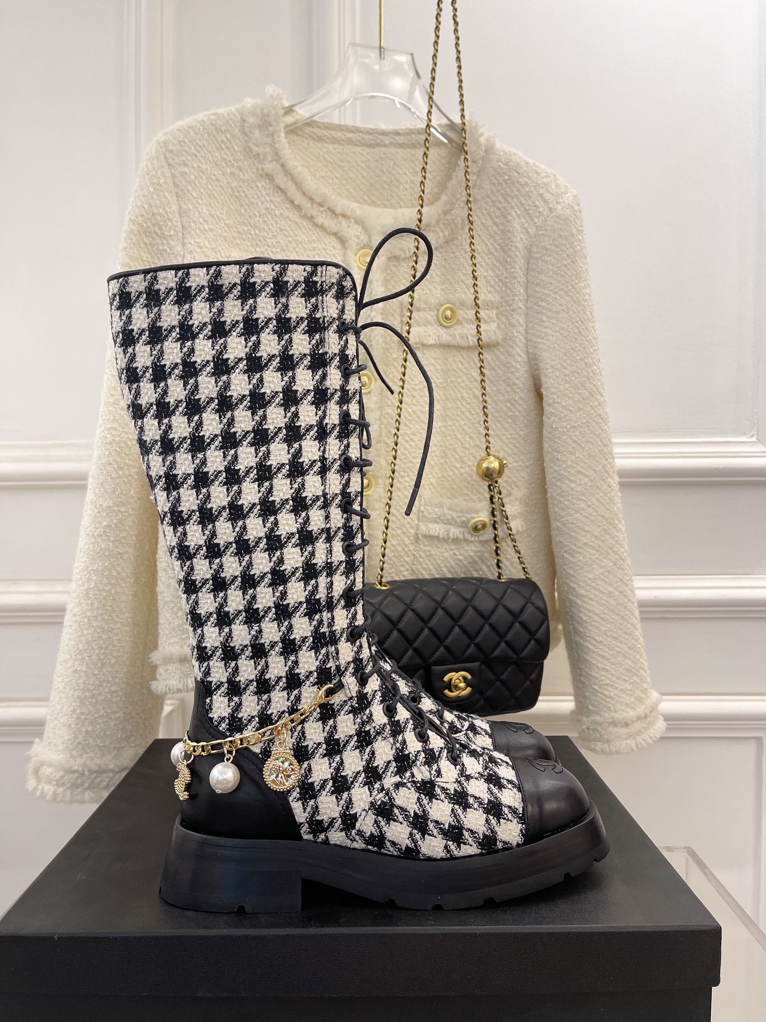 Новинка сезона осень/зима 2023 от Chanel - Ботинки с цепочкой - в клетку