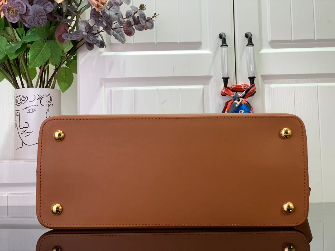 m24067-LV-Capucines Большая сумка, коричневая с золотой фурнитурой