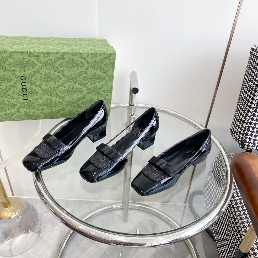 Новинка 2023 года от Gucci - балетки с ажурным квадратным носком и бантом.