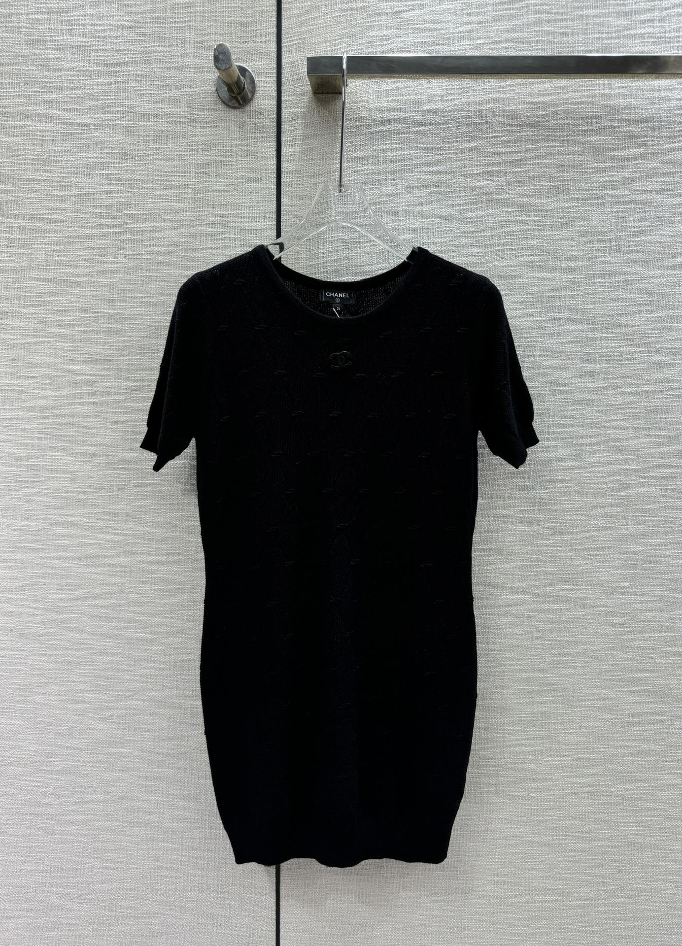 Chanel 2403 - Стеганое трикотажное платье с короткими рукавами и темным узором - Черное