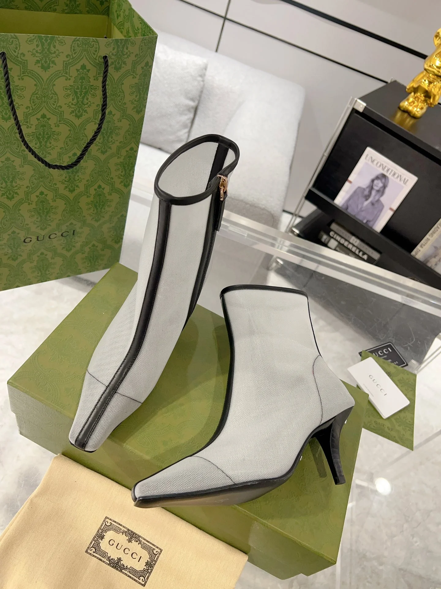 Gucci - Ботильоны на шпильке с сетчатыми вставками и стразами - Белые