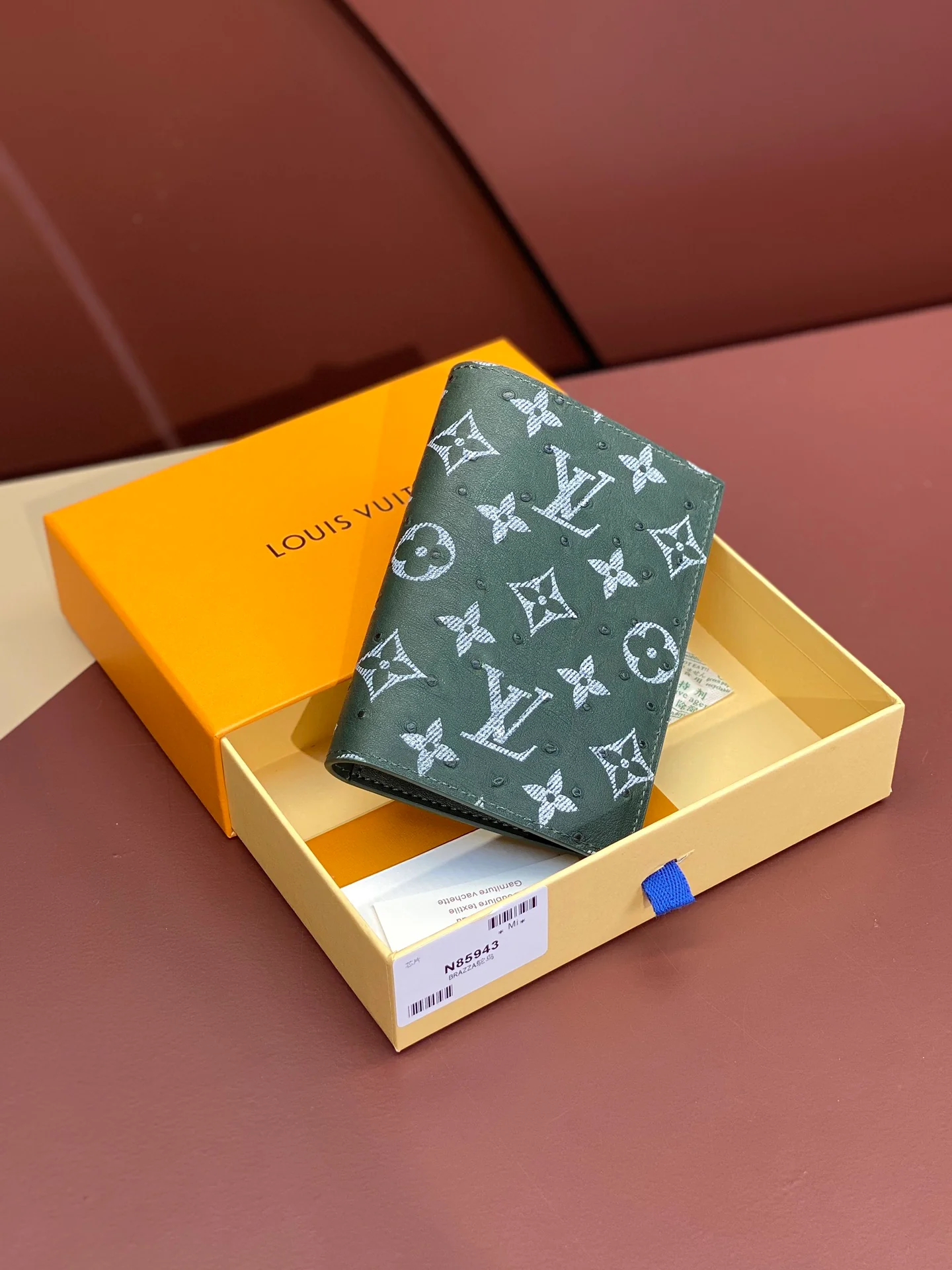 LV-n85943 — Улучшенная обложка для паспорта с рисунком страуса