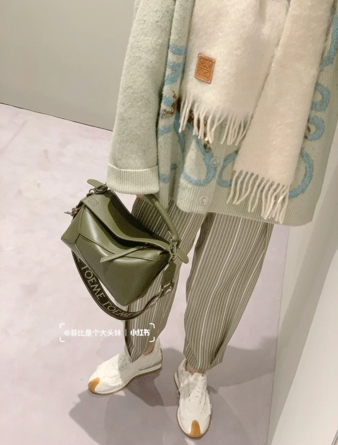 Сумка Loewe Puzzle Geometric с плечевым ремнем в виде буквы — темно-зеленая.