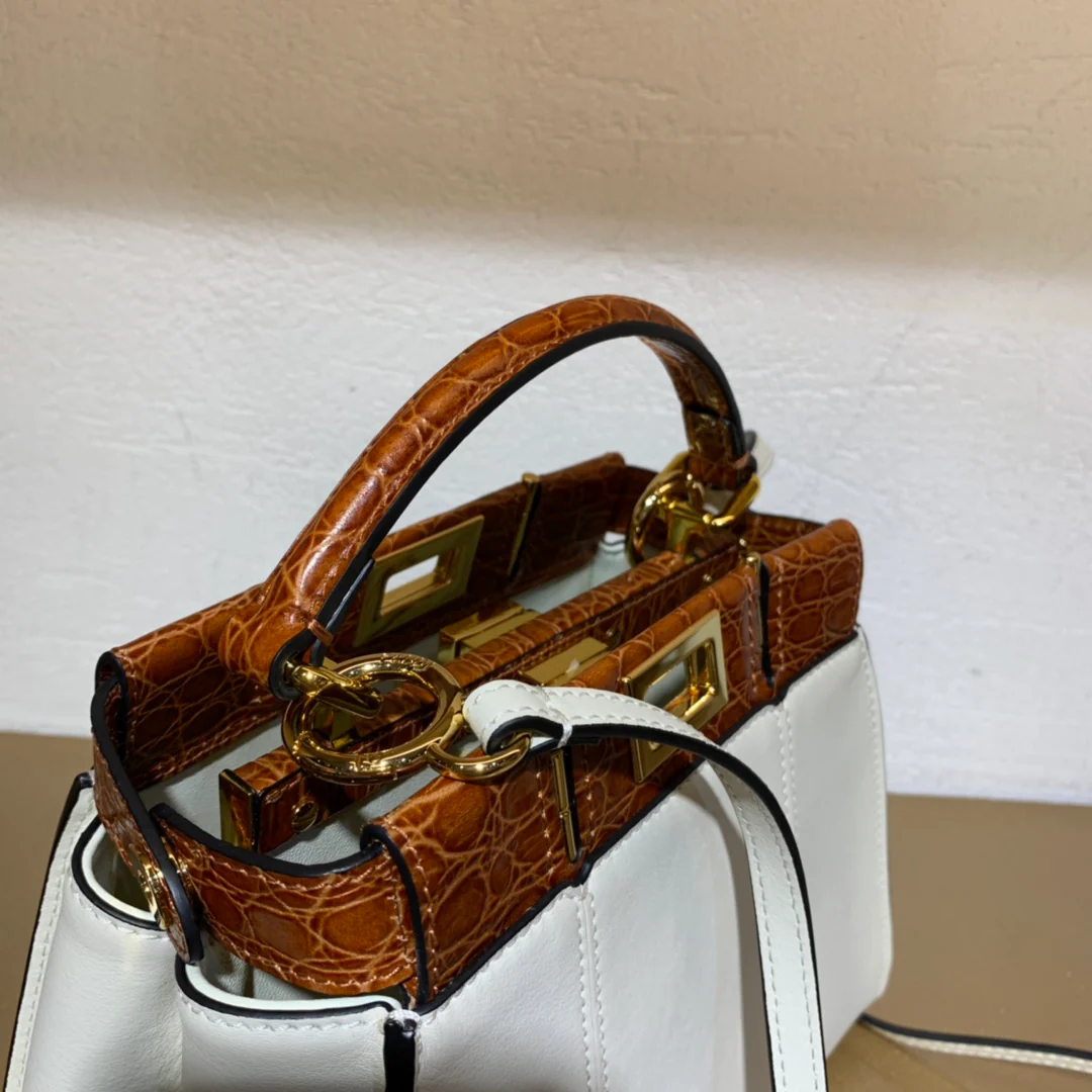 Маленькая белая кожаная сумочка Fendi Peekaboo