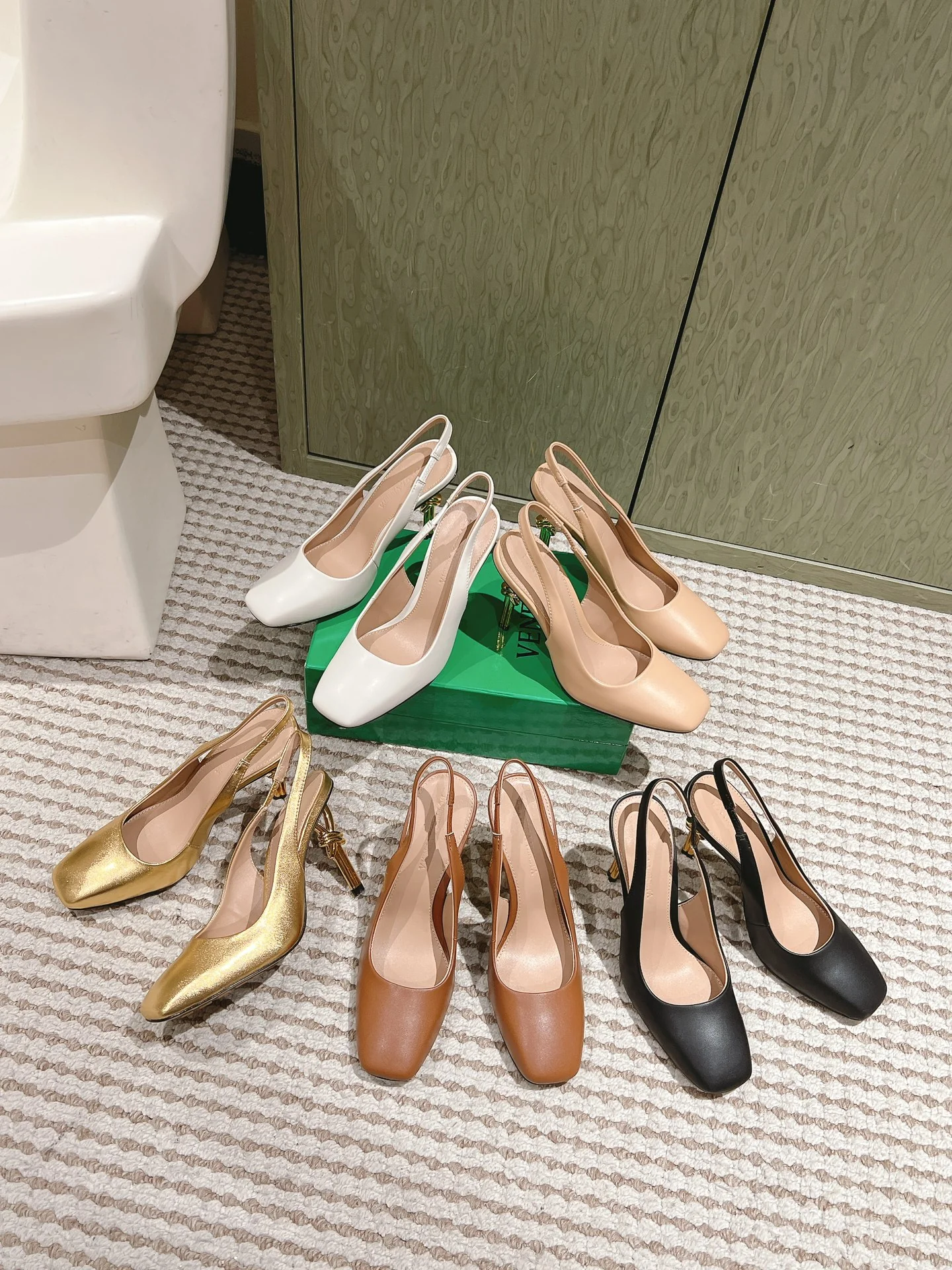 Туфли на высоком каблуке BV-2024 с металлическим блеском - Изображение из коллекции