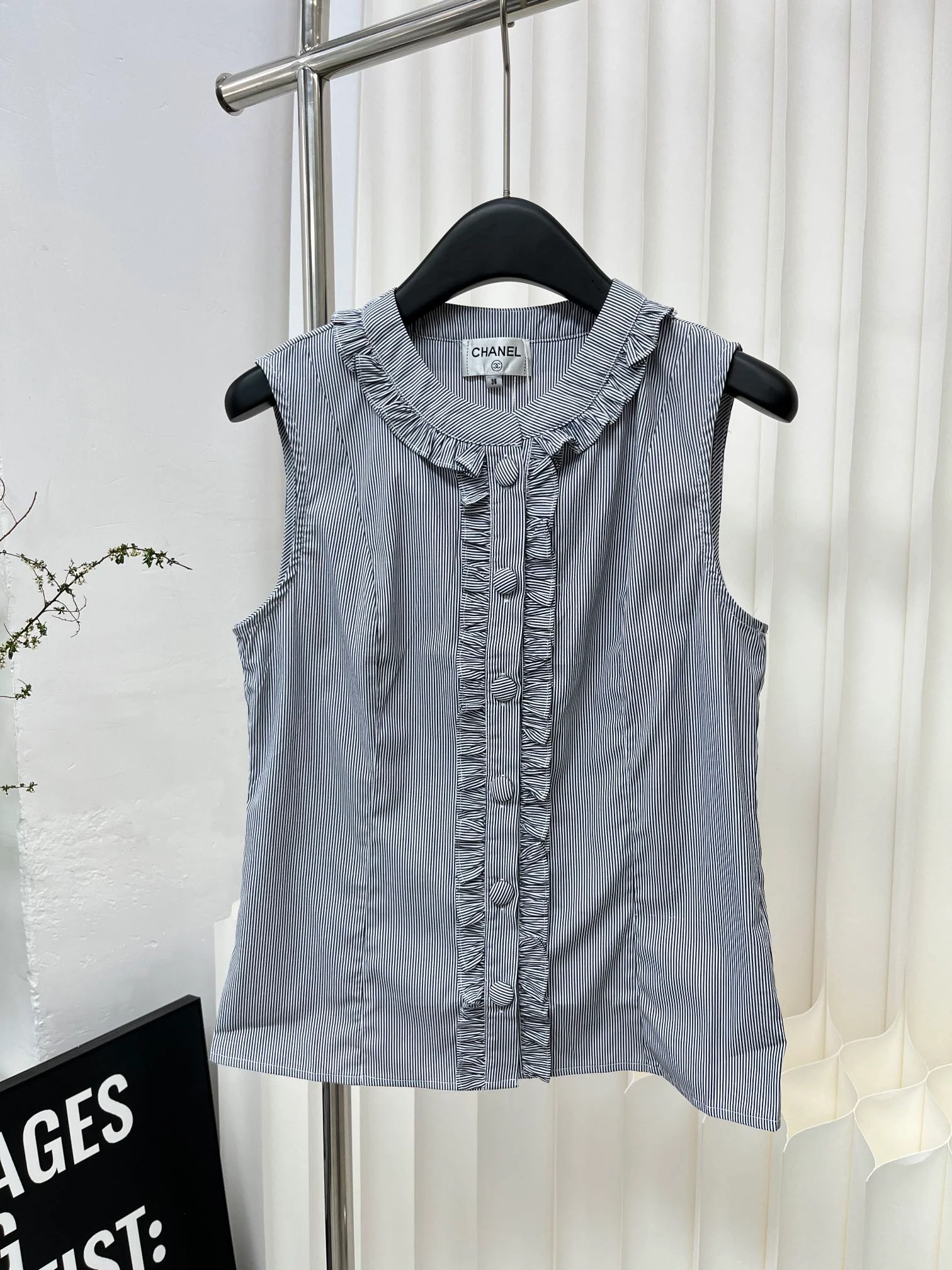 Chanel 2403 - Полосатый жилет без рукавов с оборками