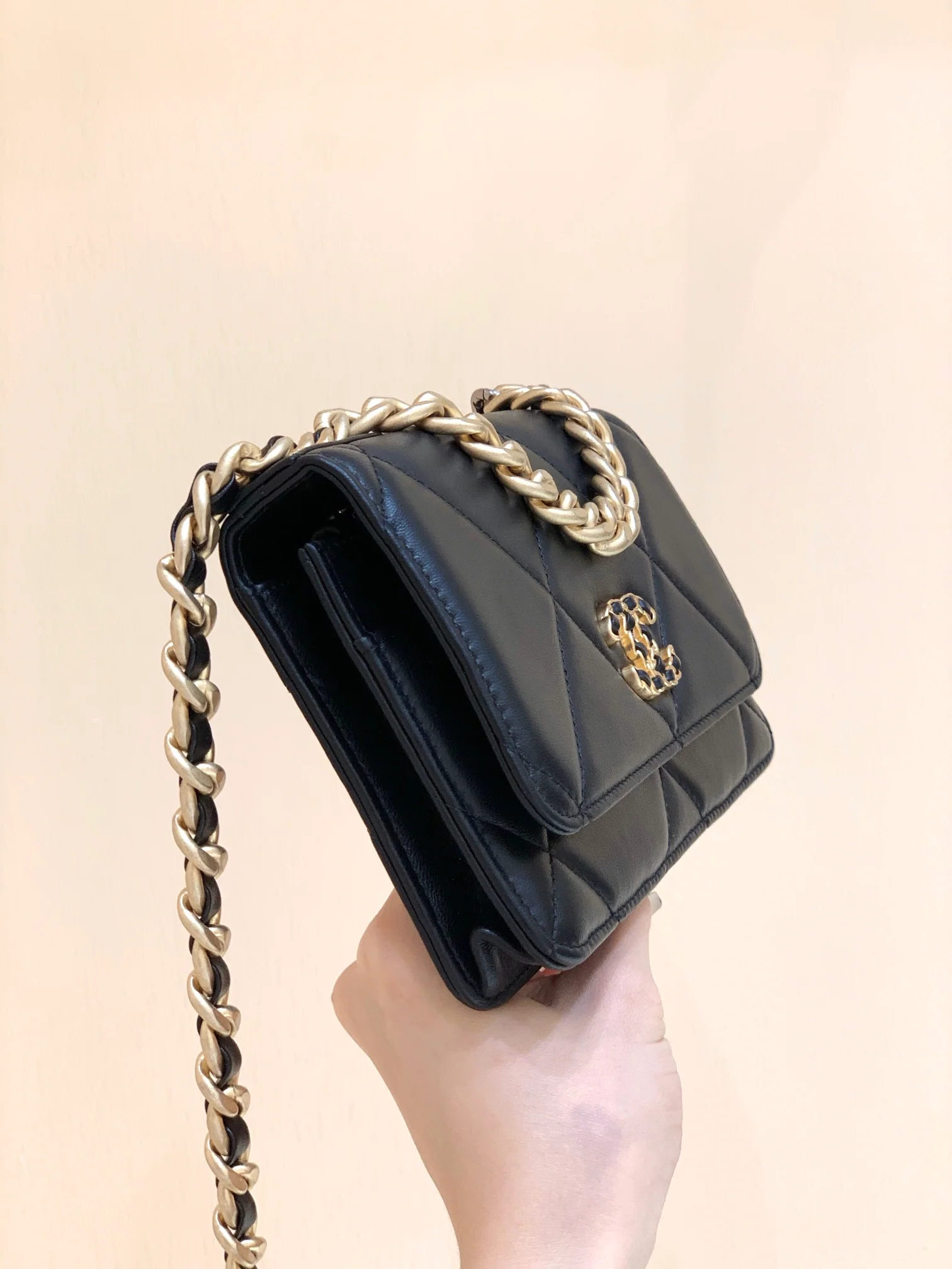 Сумка-клатч/кроссбоди Chanel Classic Logo Quilted WOC 2019 года, черная.