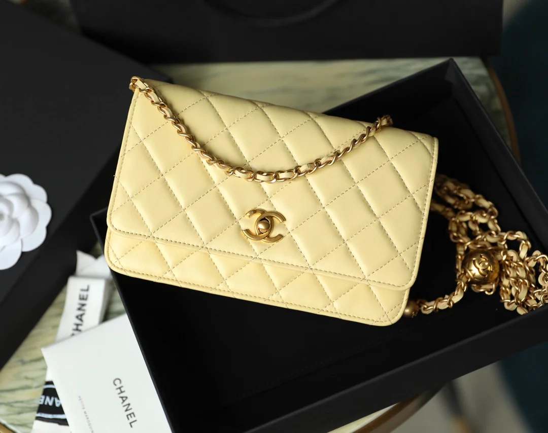 Chanel - Золотой шарик WOC - Овечья кожа - Маленький яичный желток