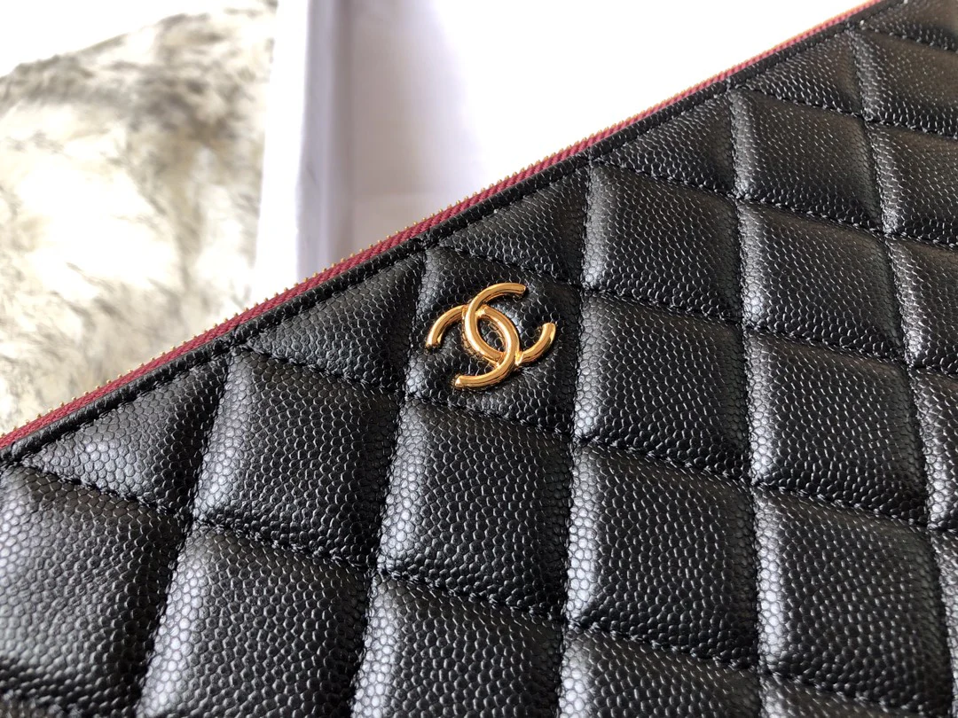 Большая сумка-клатч Chanel с золотой фурнитурой