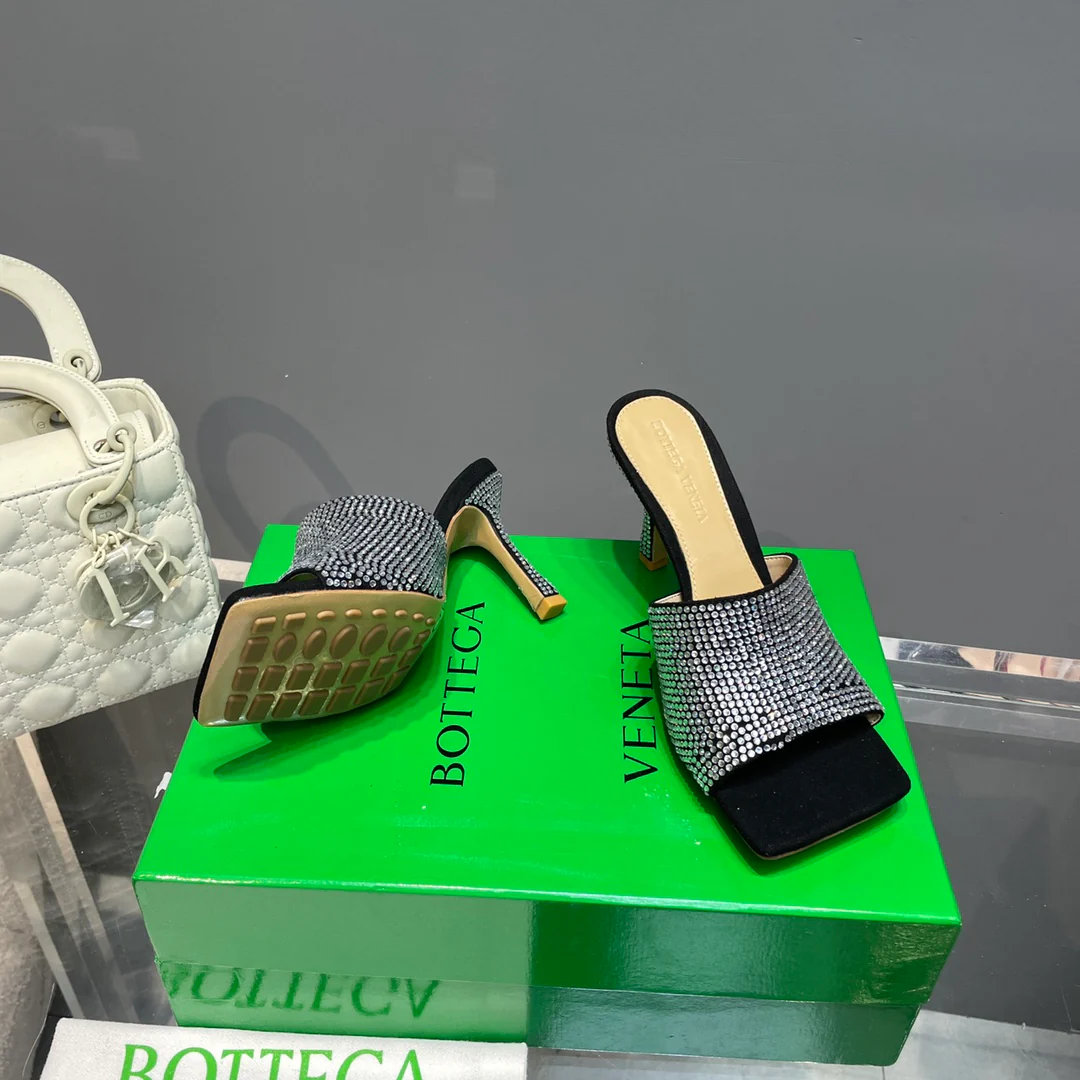 Босоножки на высоком каблуке из коллекции BV-2022, представленной на подиуме.