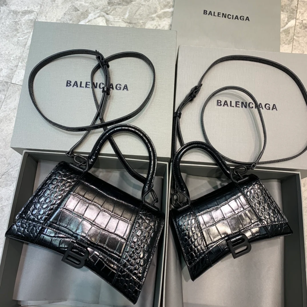 Сумка Balenciaga Hourglass - черная с пряжкой из крокодиловой кожи