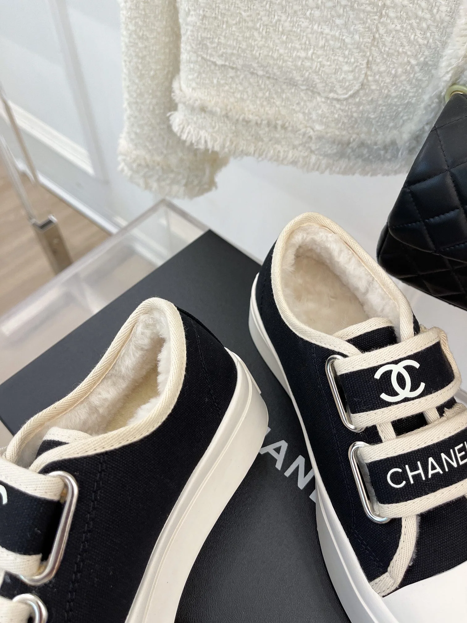 Новинка сезона осень/зима 2022 от Chanel - повседневные туфли на платформе с застежкой-липучкой - черные.