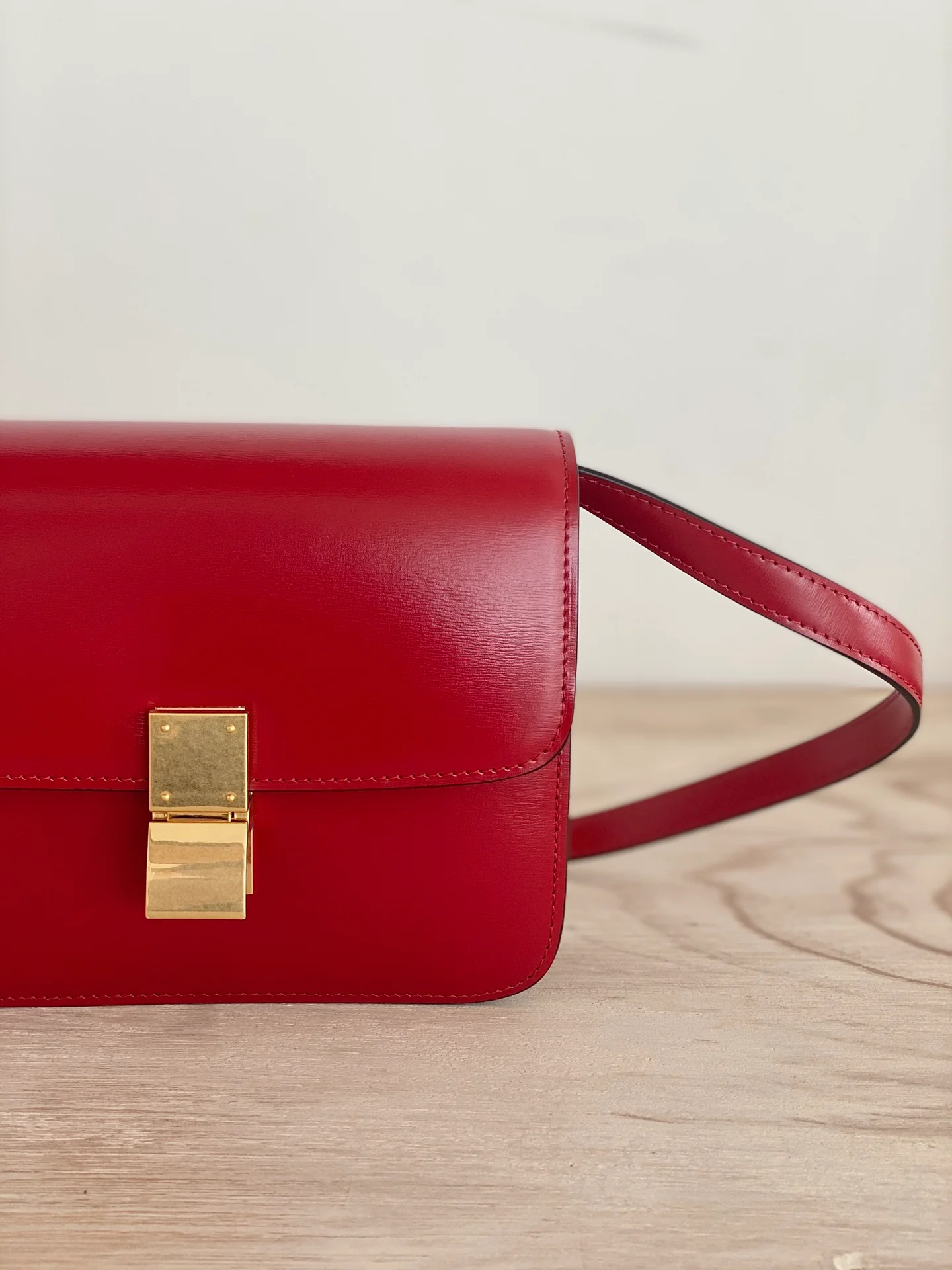 Сумка Celine Box-Tteen из полированной телячьей кожи - красная.