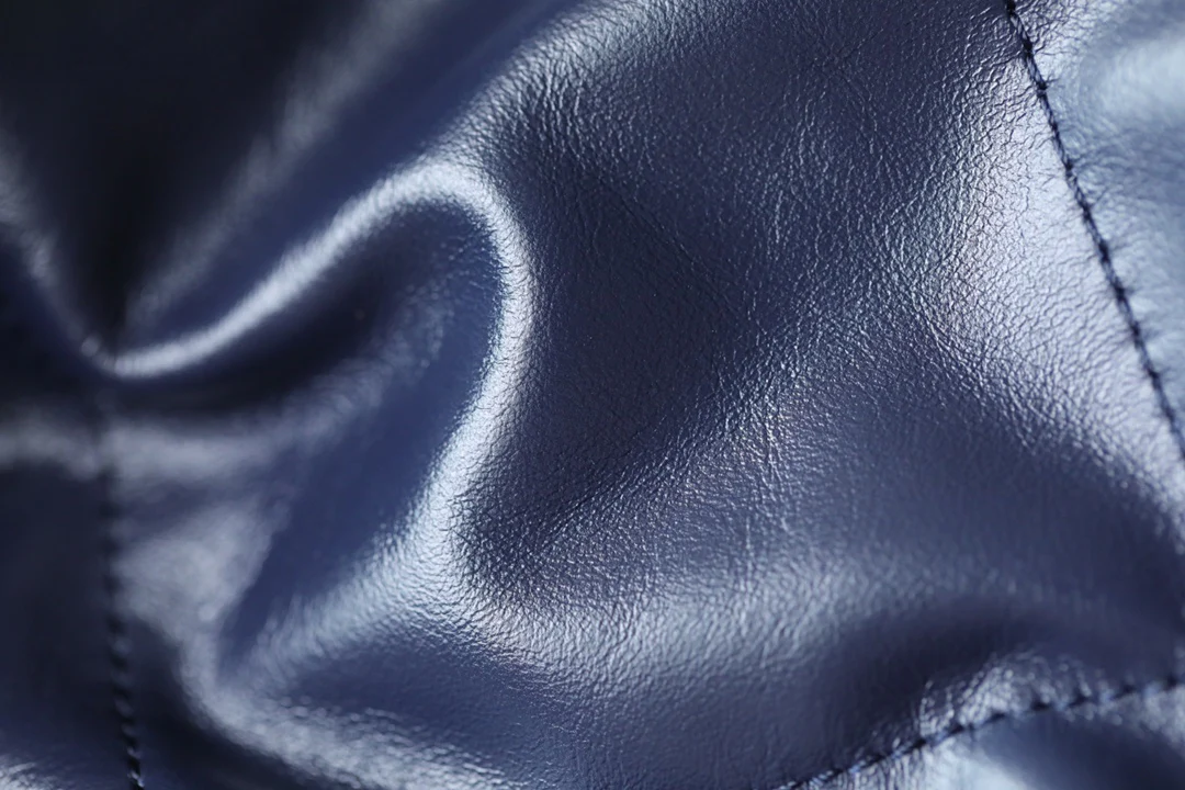 Сумка Chanel 22, темно-синяя, маленькая.