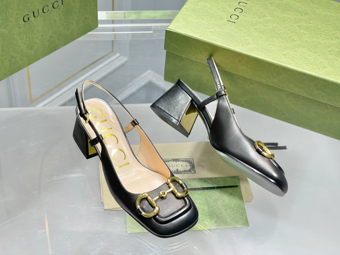 Весенняя коллекция Gucci 2021 — Босоножки на массивном каблуке с пряжкой в ??виде конской уздечки — 1