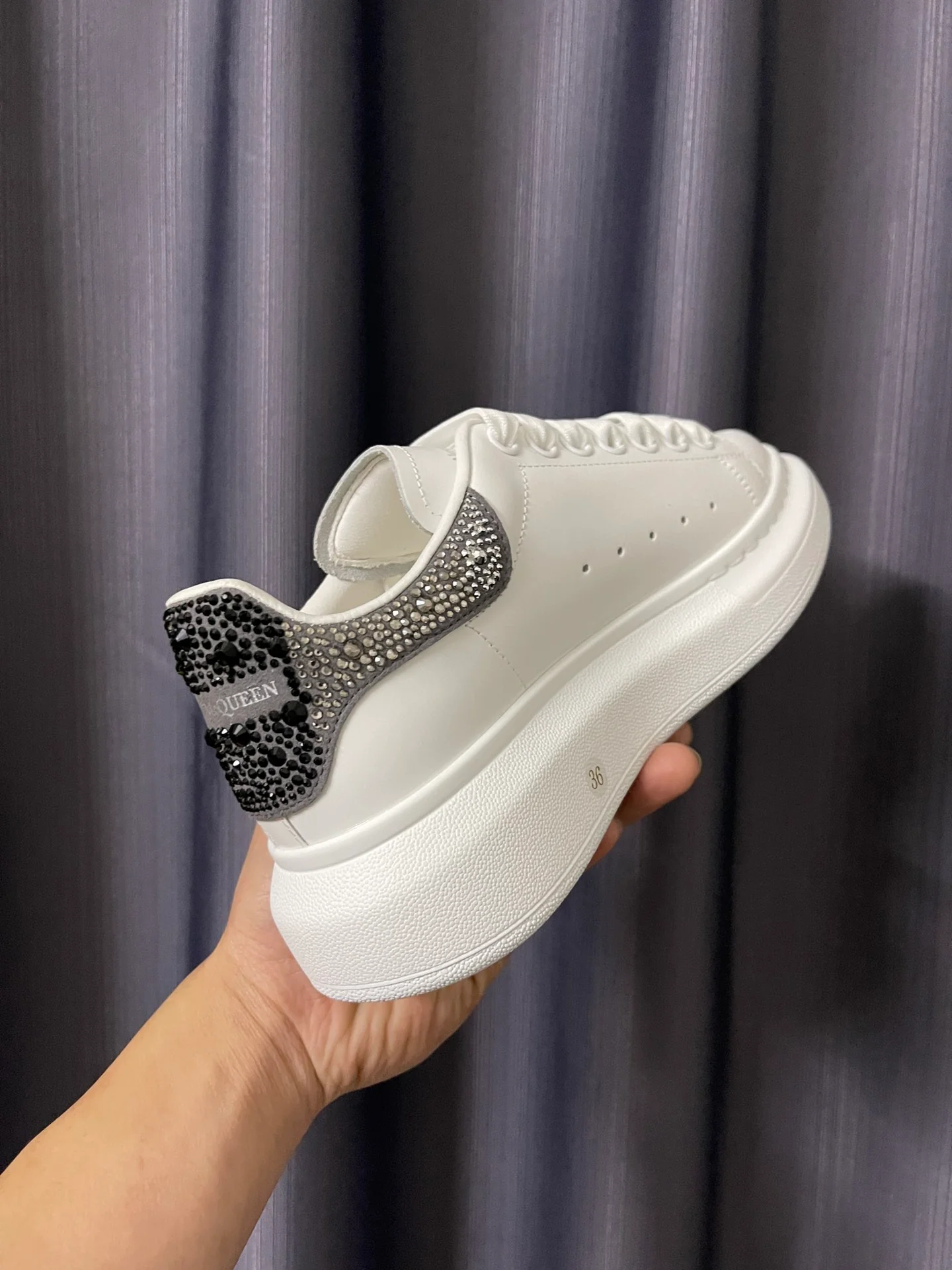 Классические белые кроссовки McQueen - унисекс - черные/серые/серебристые с каблуком, украшенным стразами