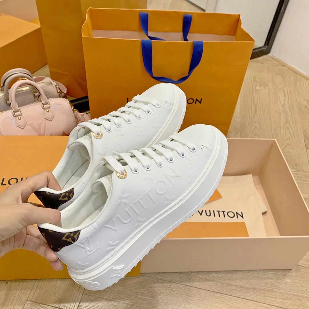 Белые классические кроссовки LV на платформе — серия Time-Out — с тисненым логотипом.