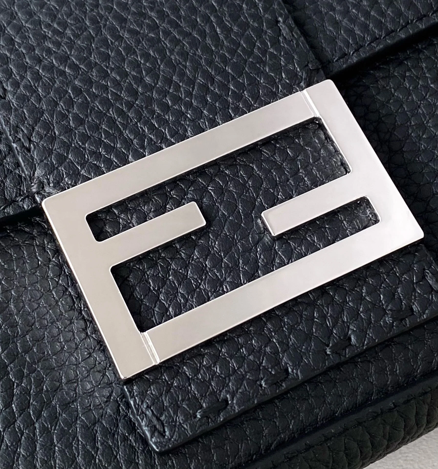 Маленькая черная кожаная сумка-багет Fendi Baguette