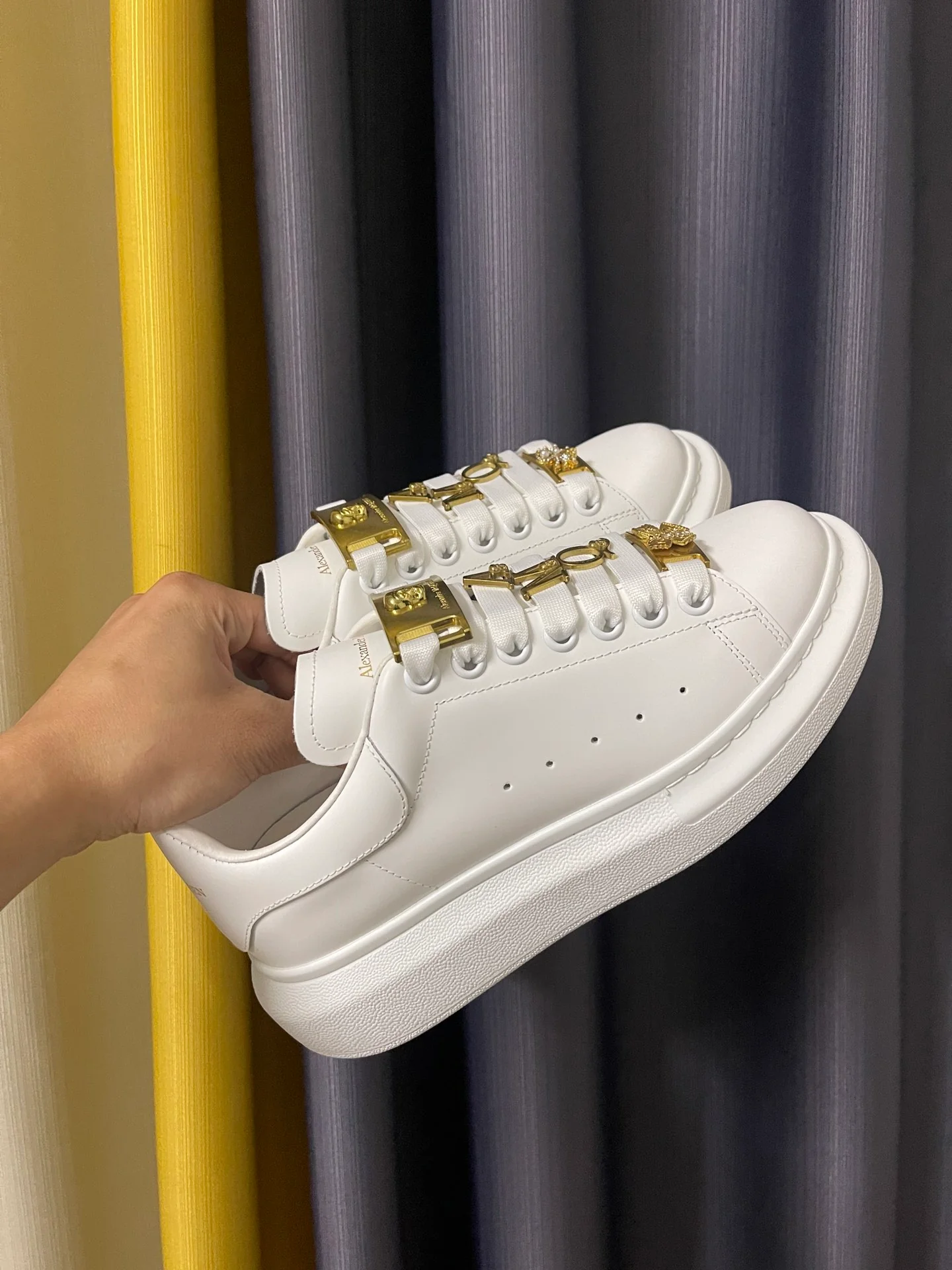 Классические белые кроссовки McQueen - унисекс - полностью из белой кожи с металлической пряжкой