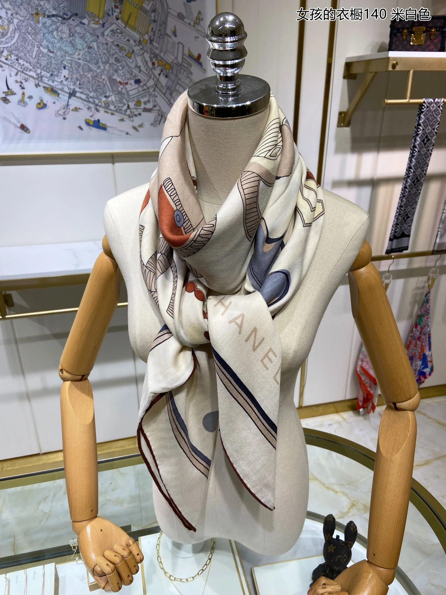 Квадратный шарф Chanel 140 см — в девичьем гардеробе