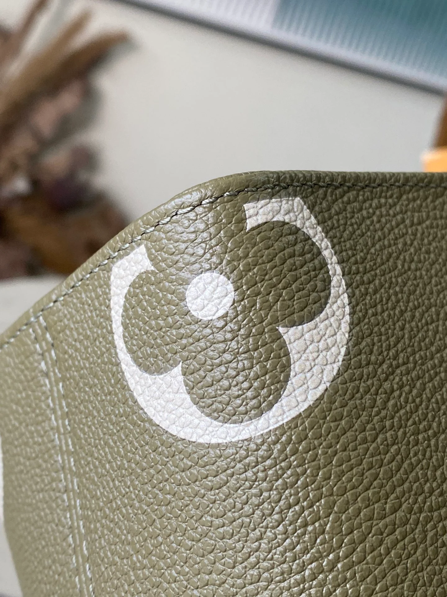 m46647-LV-onthego-bb-tote bag-khaki green