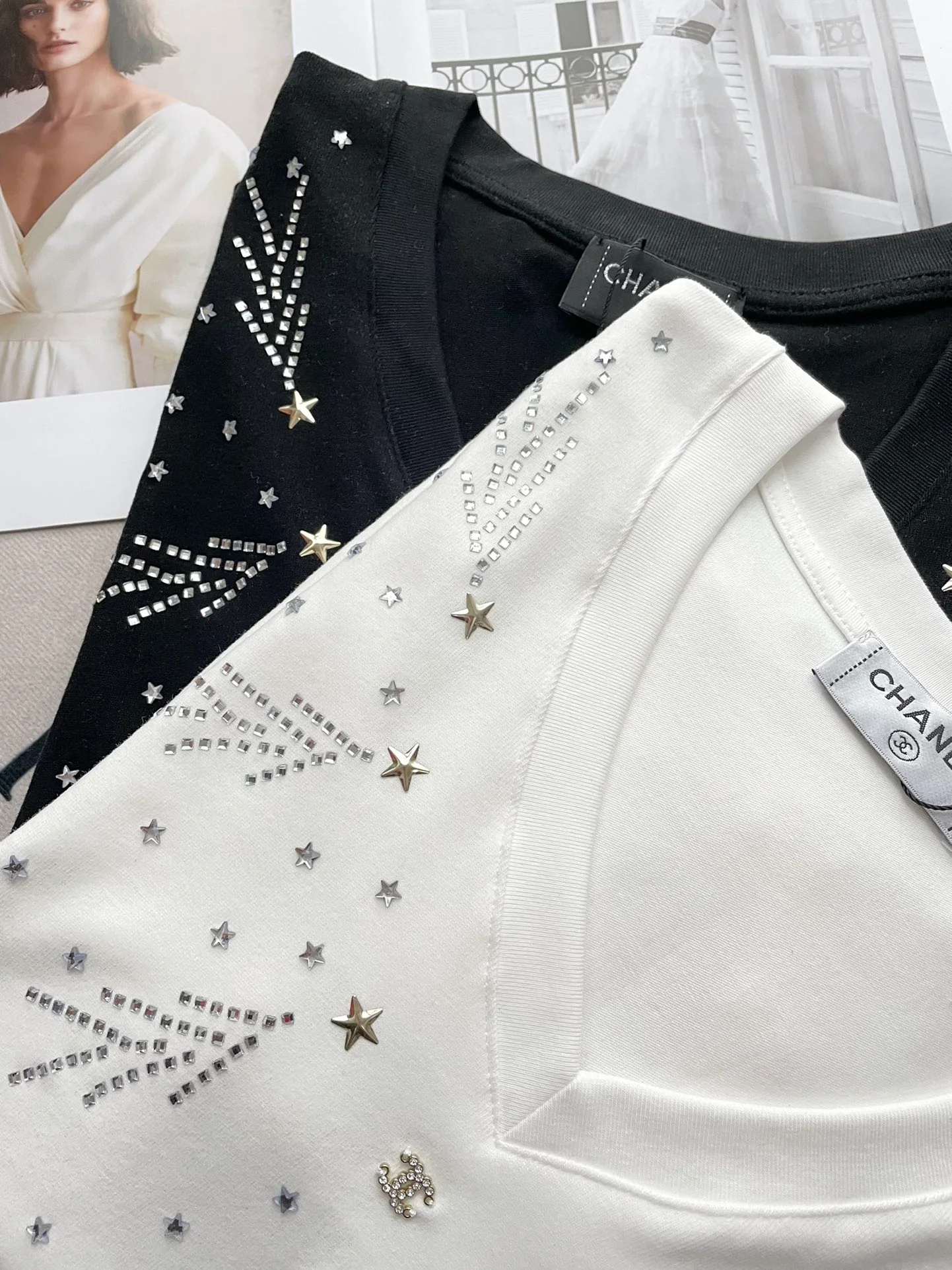 Футболка в стиле Chanel - 2403 - с V-образным вырезом и короткими рукавами, украшенная стразами - Черная