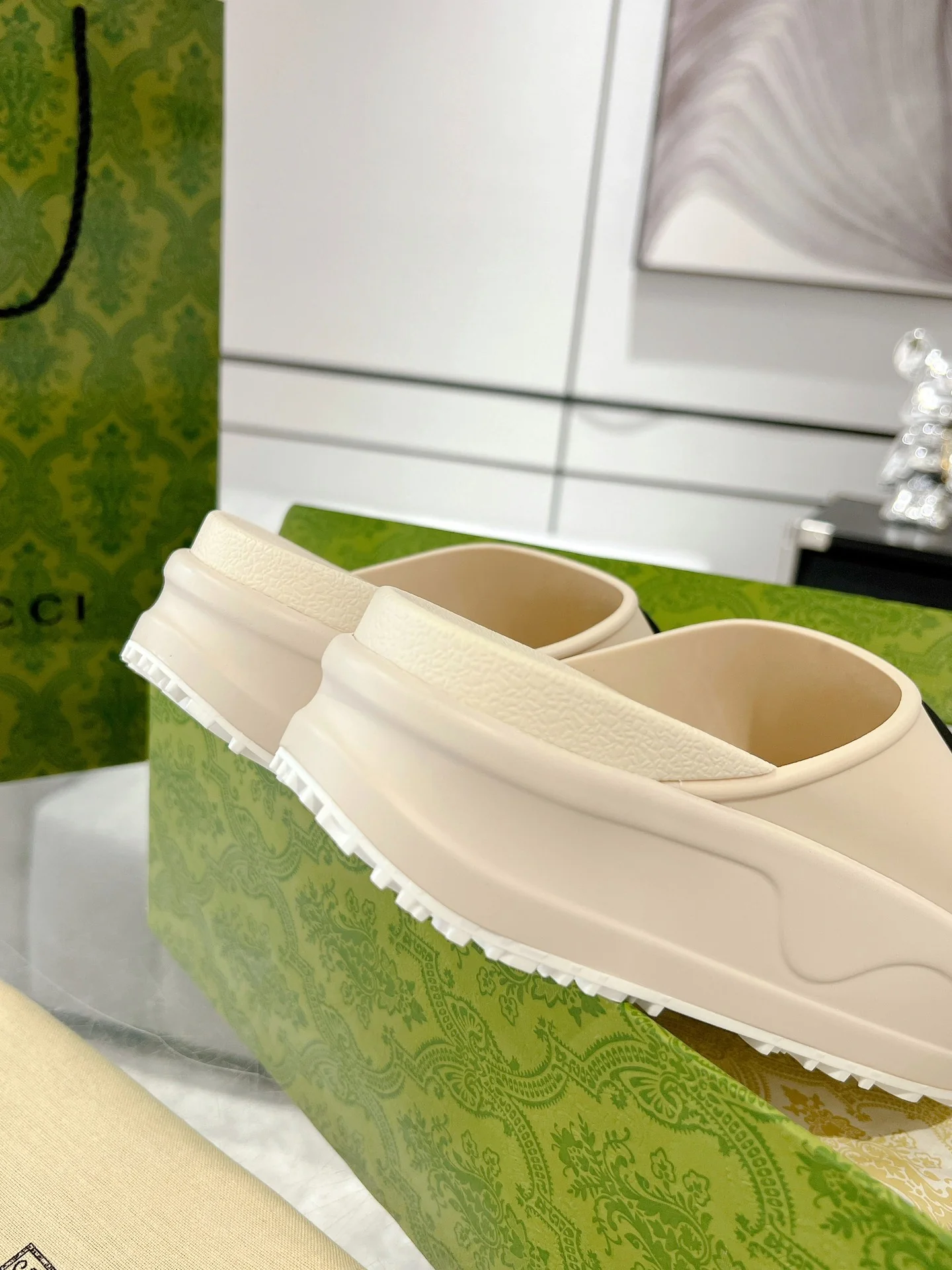 Новинка сезона весна/лето 2023 от Gucci - Пляжные сандалии на платформе - Унисекс - Бежевые