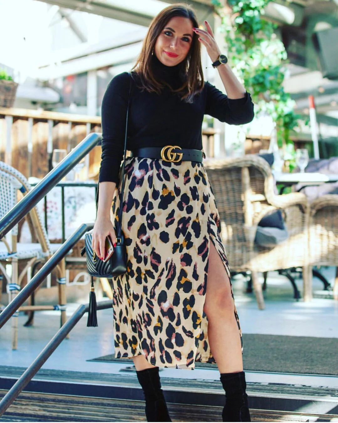 Фотосумка YSL Lou Bag — черная с золотой фурнитурой.