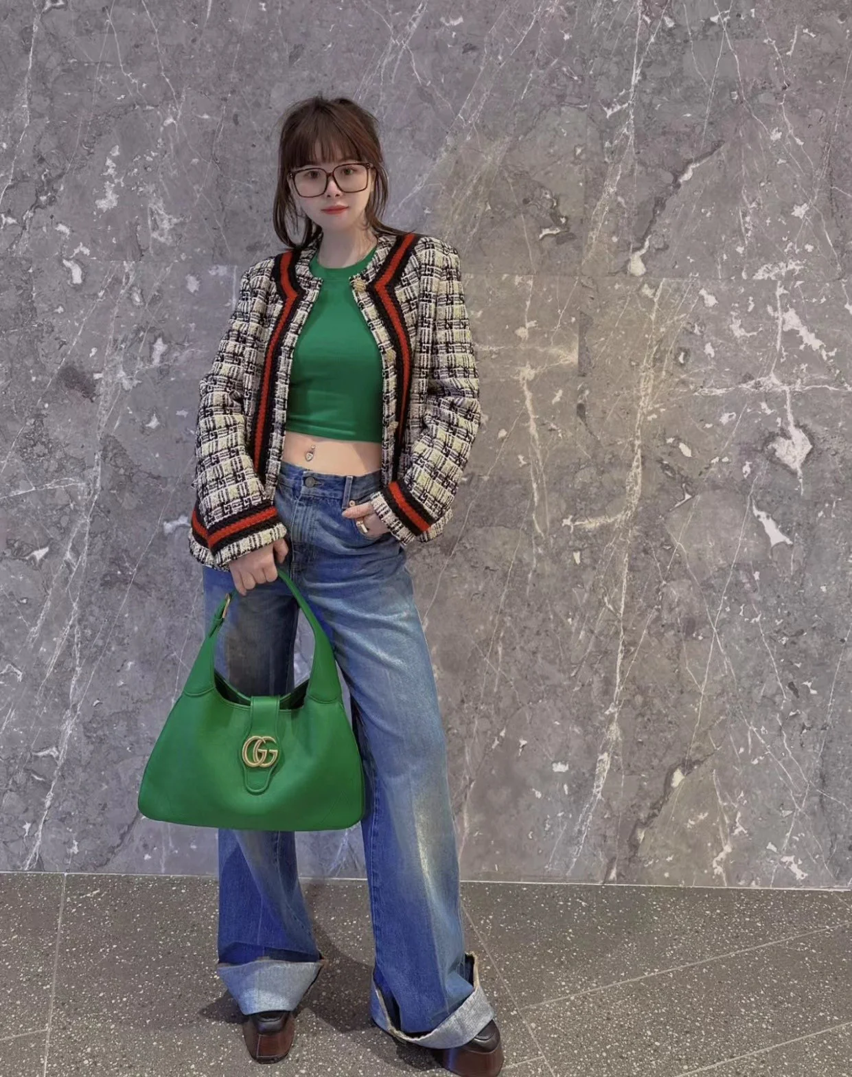 Весенняя коллекция Gucci 2023 — Сумка через плечо ?Полумесяц? — зеленая — Фотографии в действии.