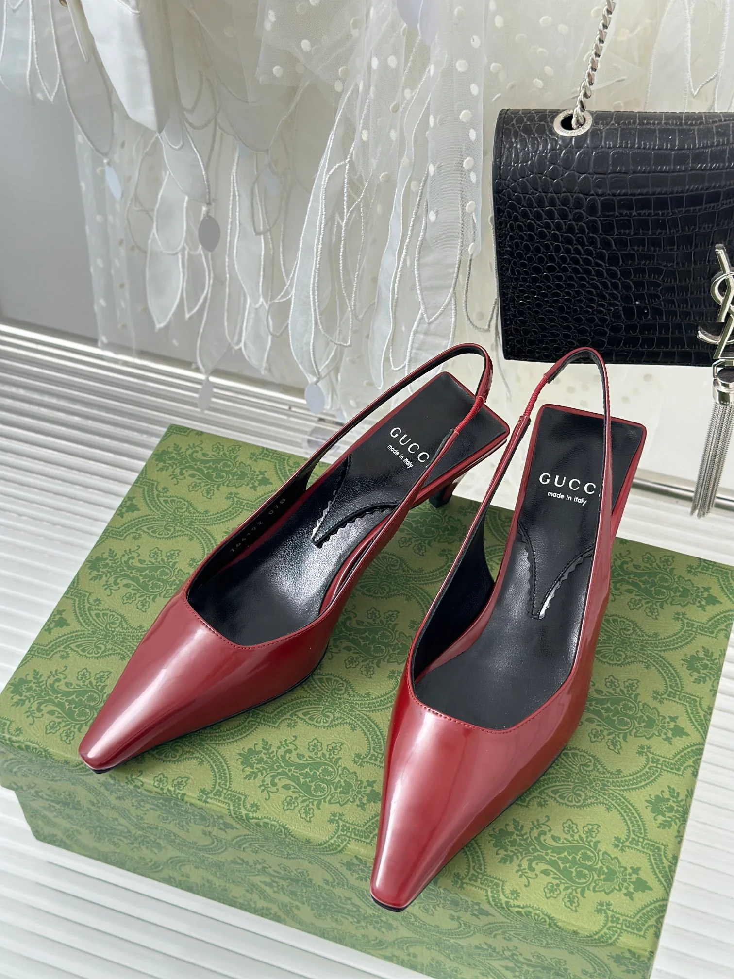 Новинка сезона весна/лето 2023 — Босоножки на невысоком каблуке с острым носком — Красные